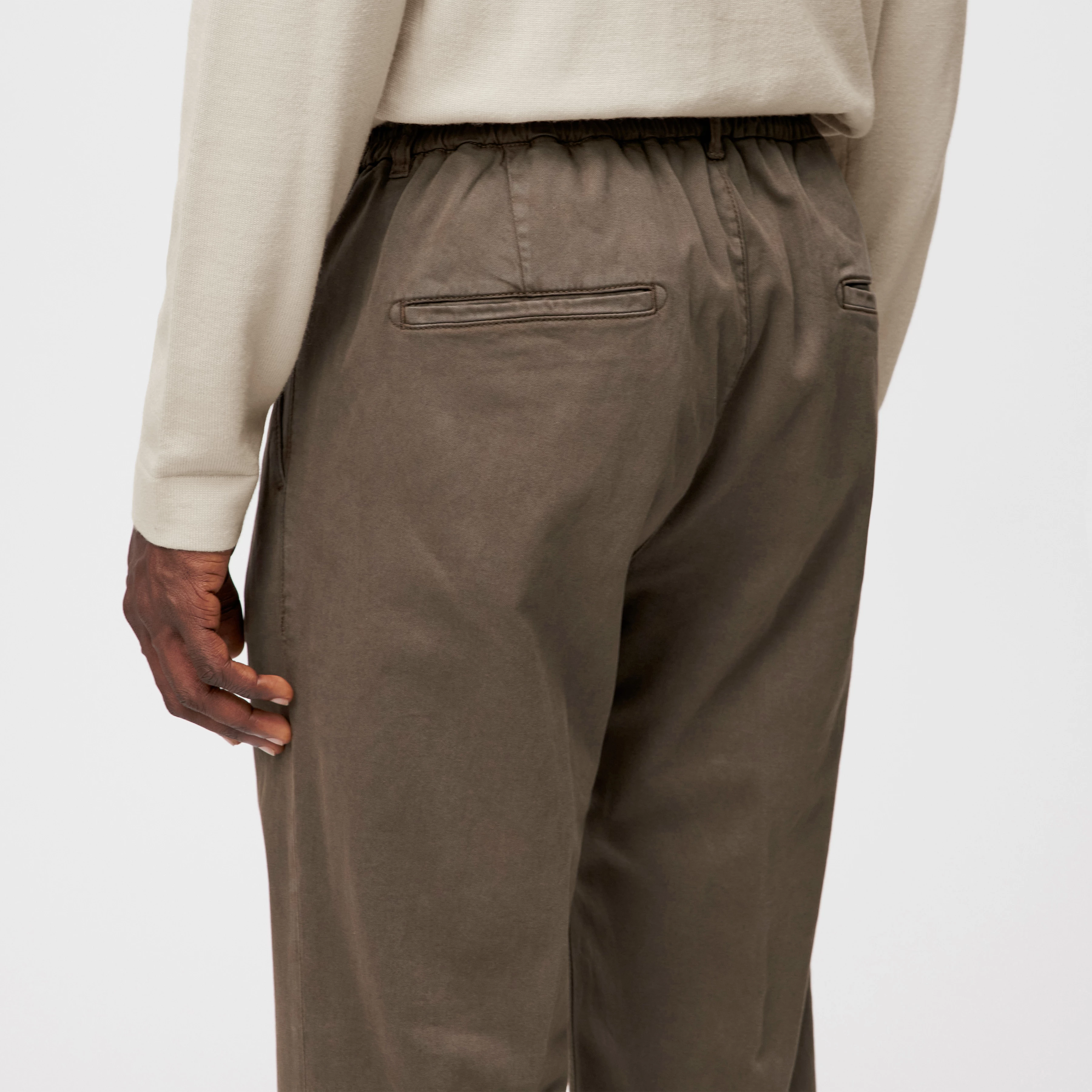 CHASY_RGLR - Casual Hose mit Bundfalte in softer Baumwolle - Herren - grün - Detailansicht am Model