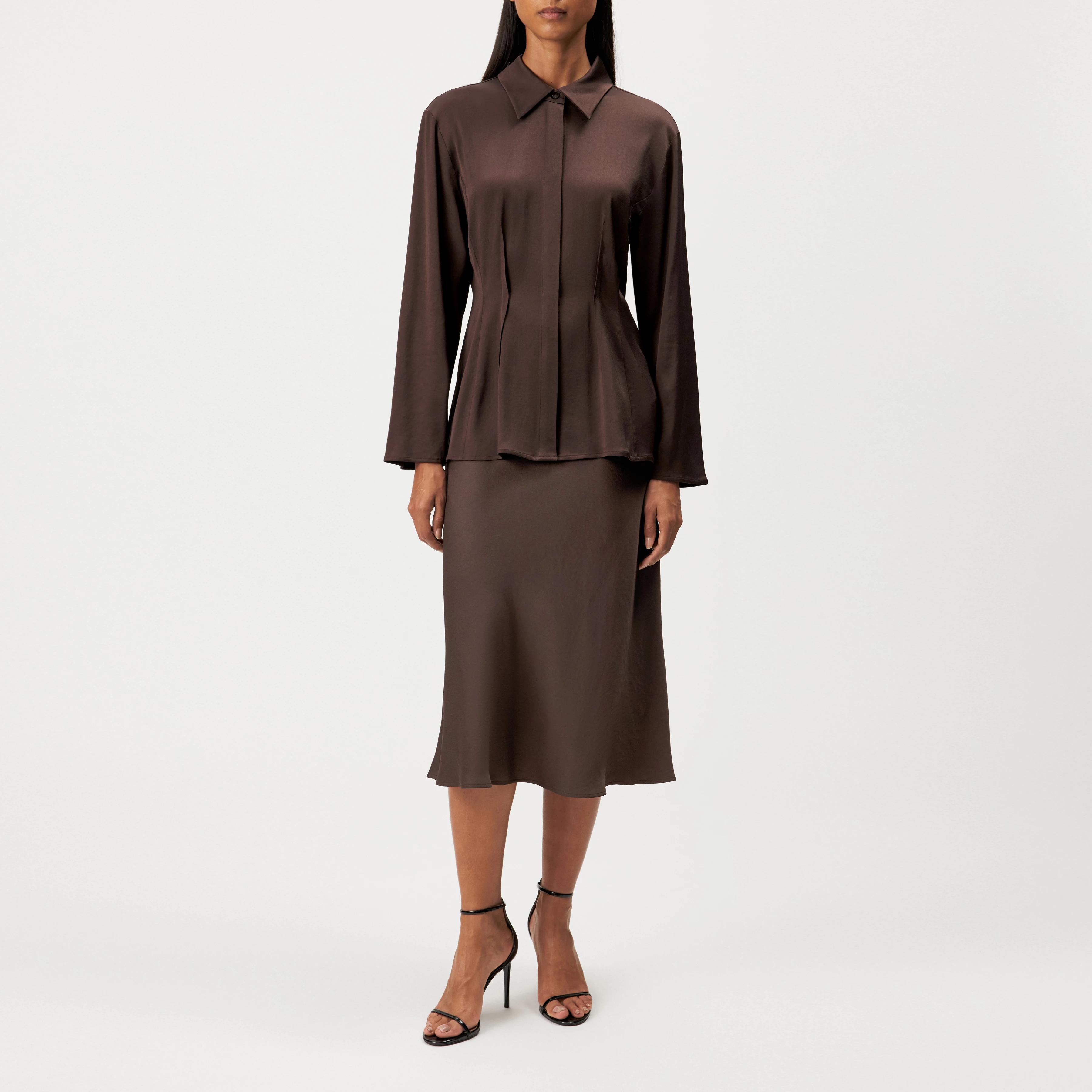 JASIRA - Chemisier cintré en satin fluide - women - marron - Ganzkörper-Frontansicht