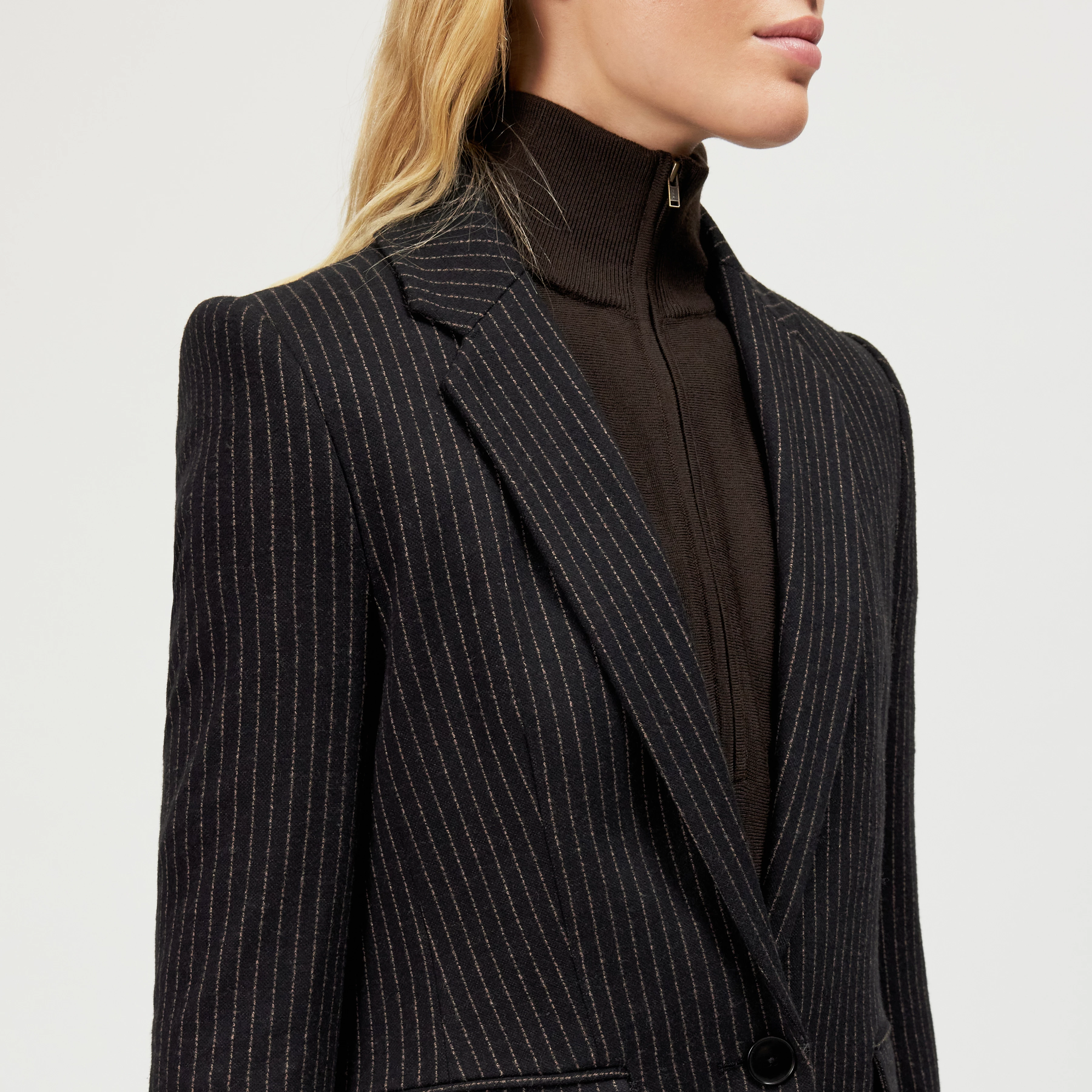 ATLIN_2 - Pinstripe single-button blazer - women - brown - Detailansicht am Model