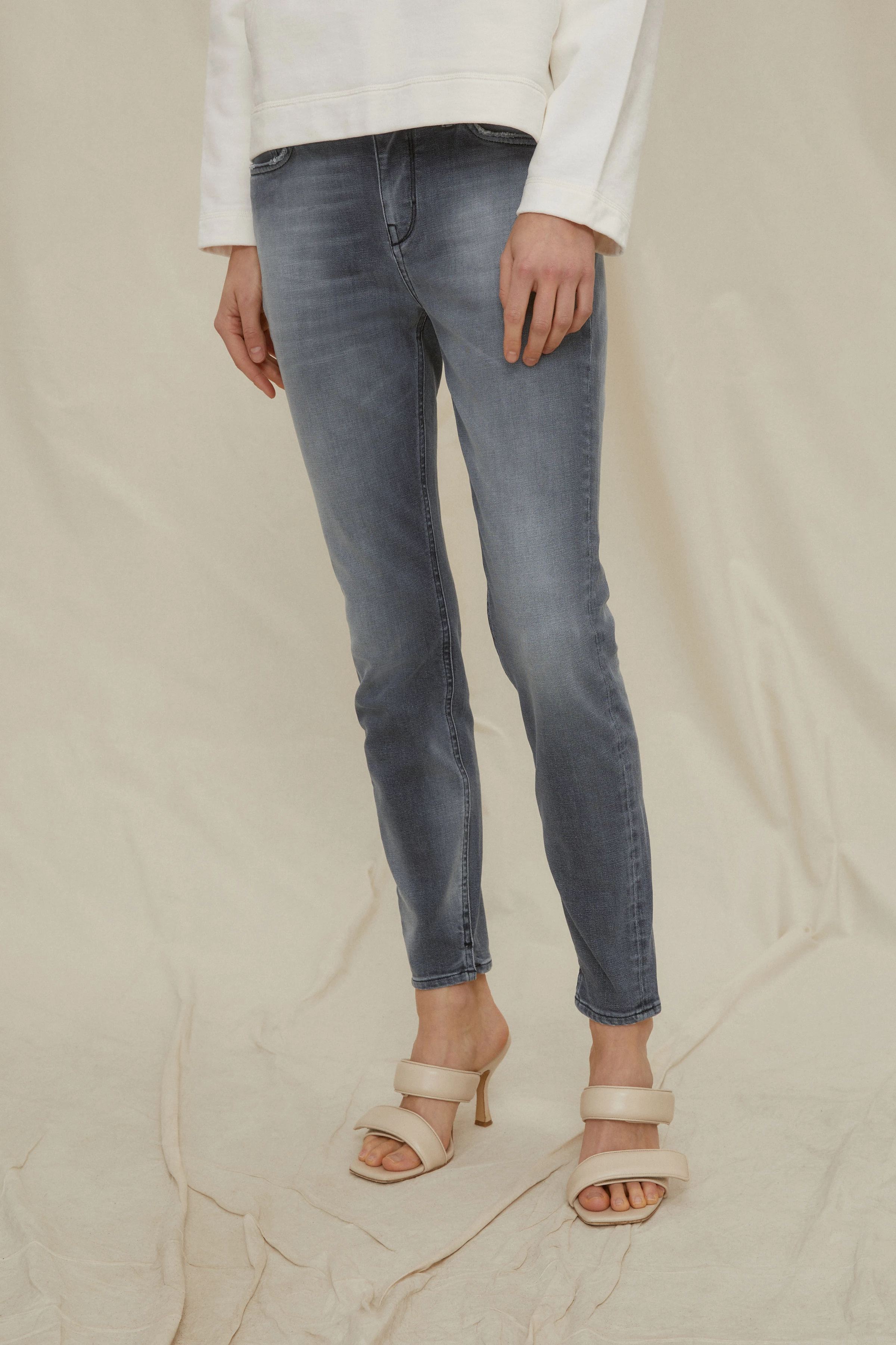 NEED - low-waist skinny denim - Damen - grau - Frontansicht