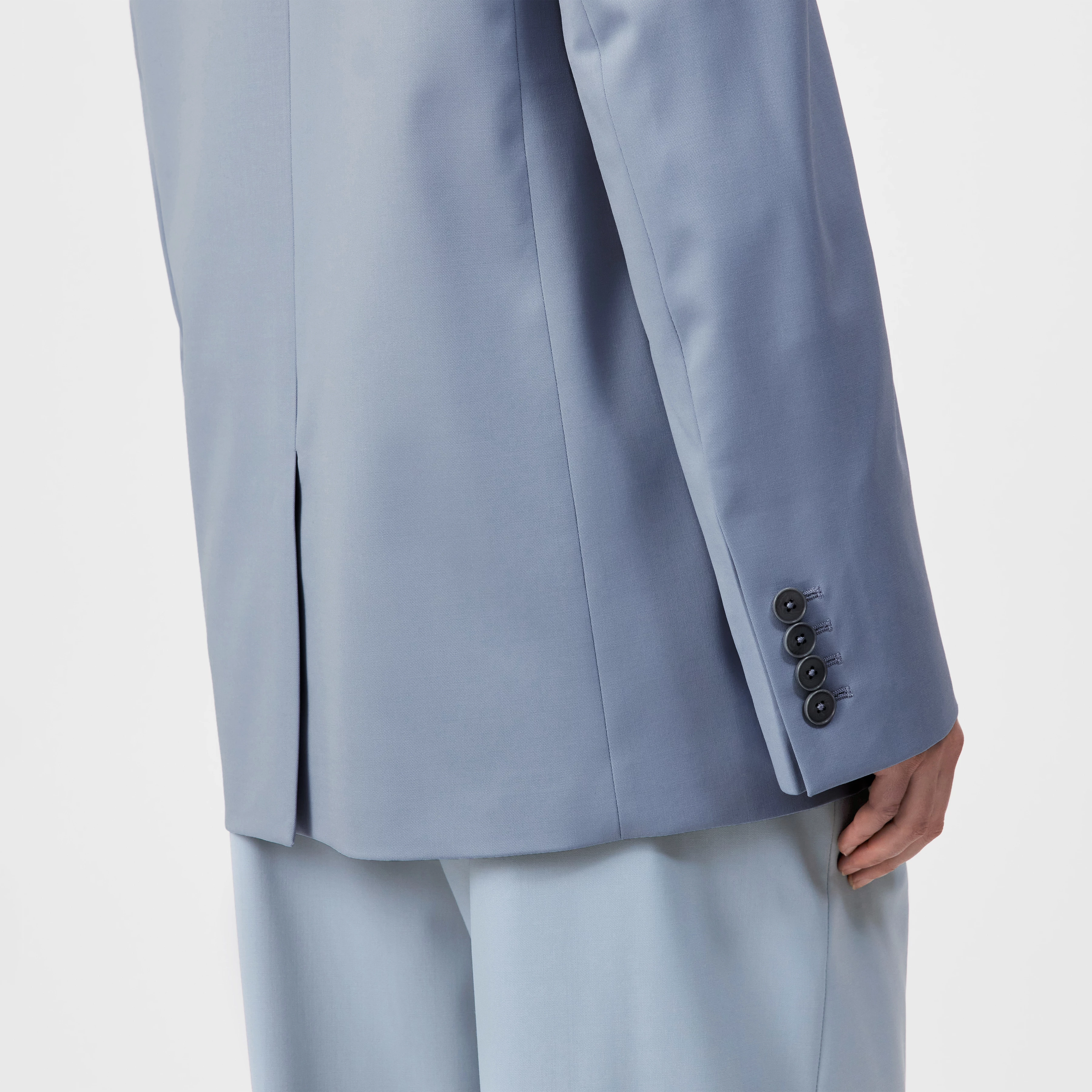 MOWTIE - Casual single-breasted blazer in wool blend - women - blue - Detailansicht am Model