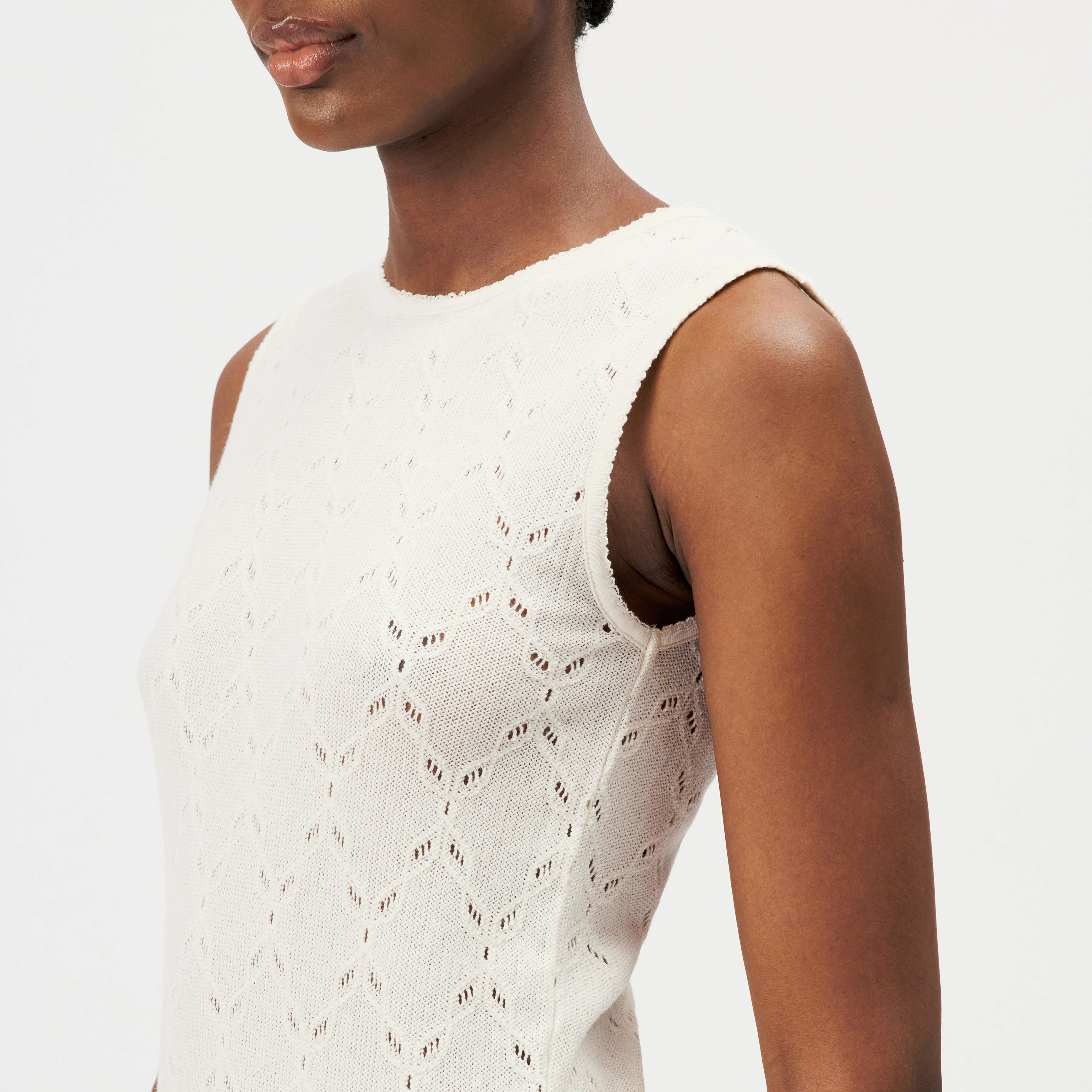 FARIDA - Slim Fit Cotton Blend Top with Embroidered Finishes - women - off white - Detailansicht am Model