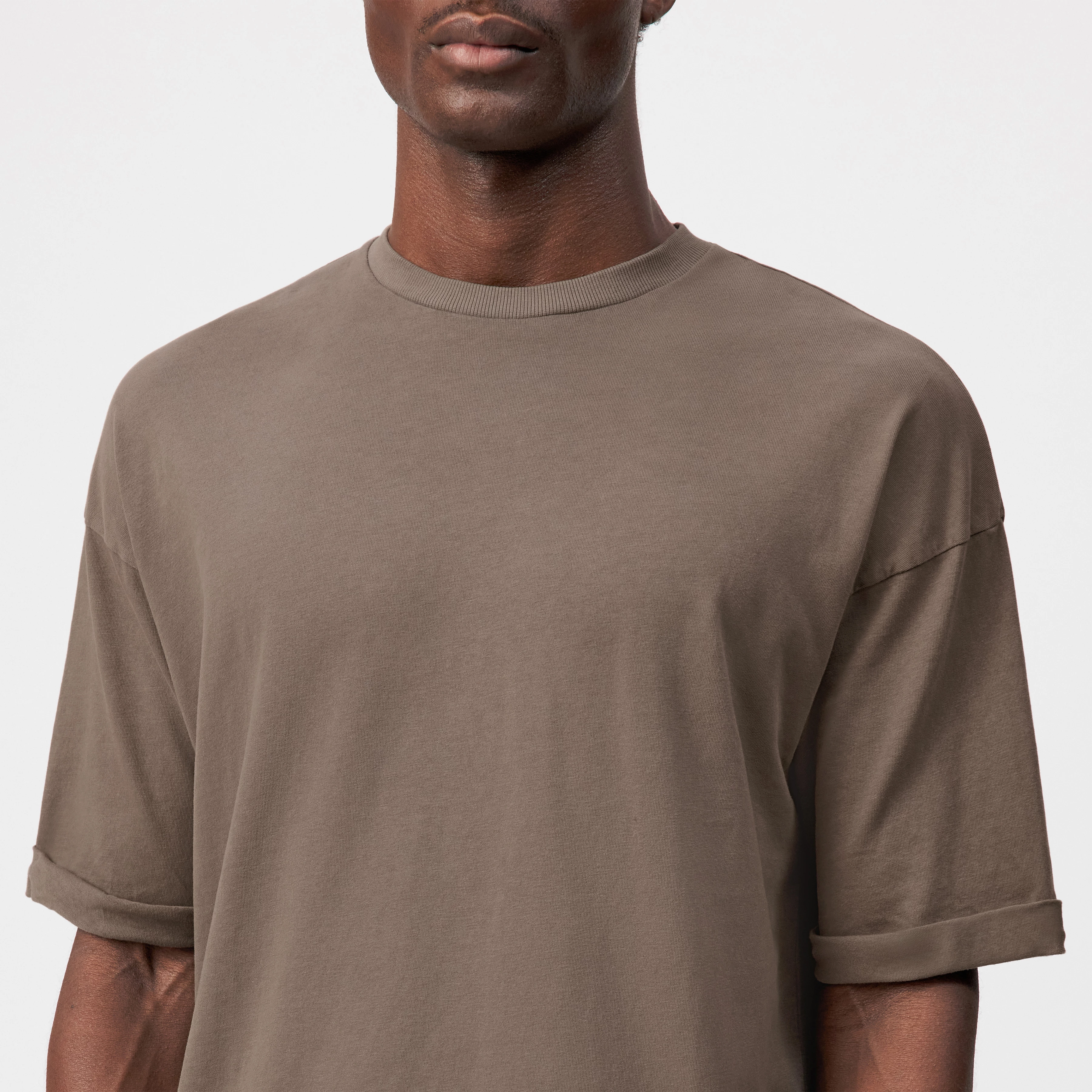 NOLIEN - Loose T-shirt in soft jersey - men - brown - Detailansicht am Model