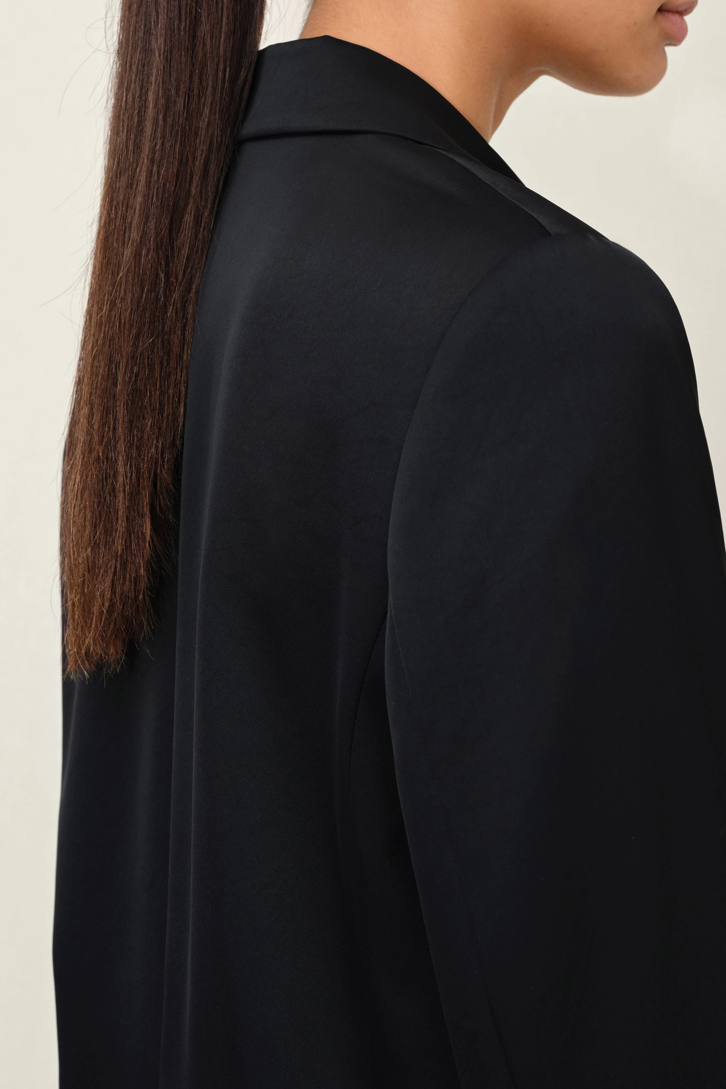 WARDLOW - Zweireihiger Blazer in Satin - Damen - schwarz - Detailansicht am Model