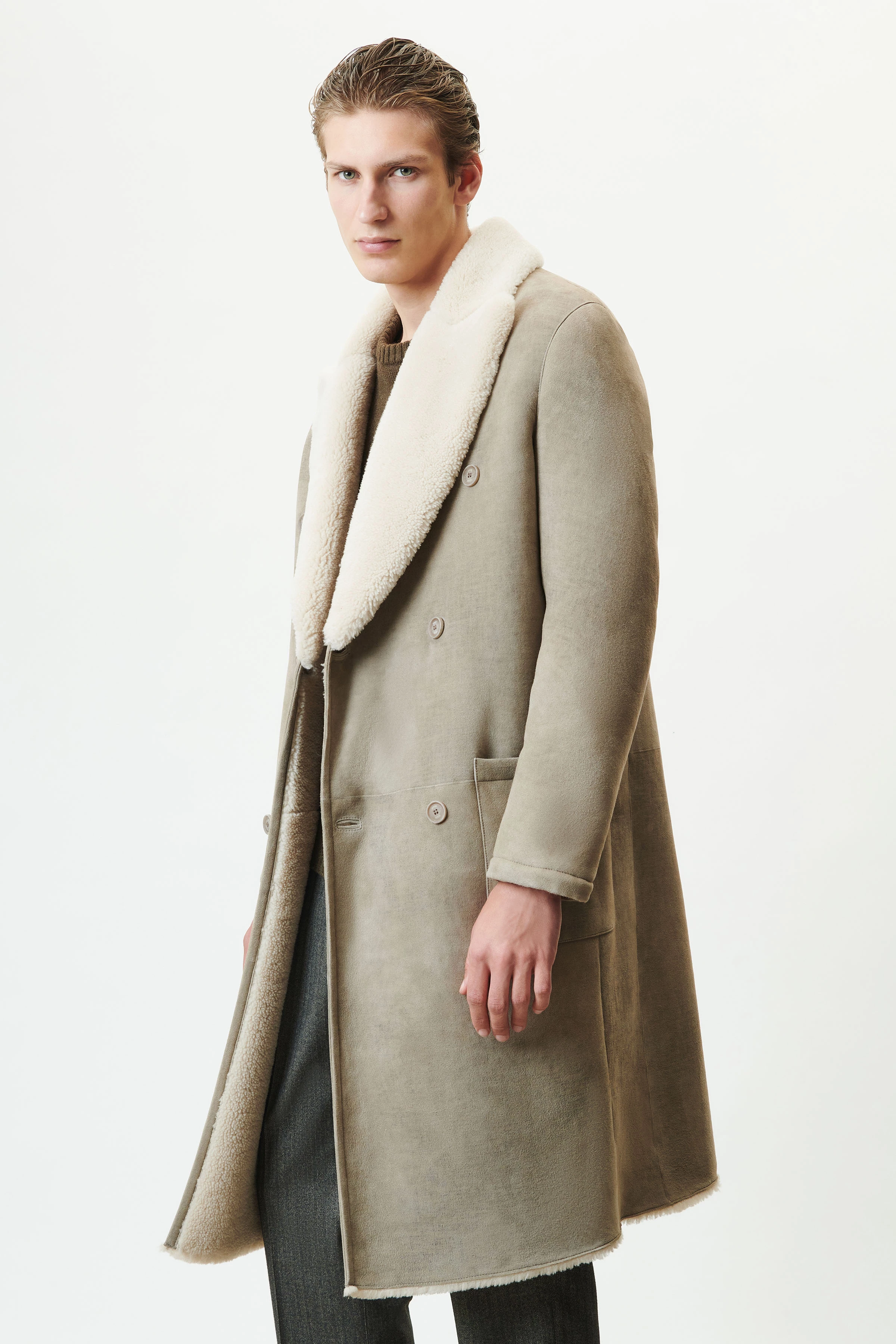 SKYE_L - Zweireihiger Reversmantel in Lammfell - Herren - grün - Seitenansicht