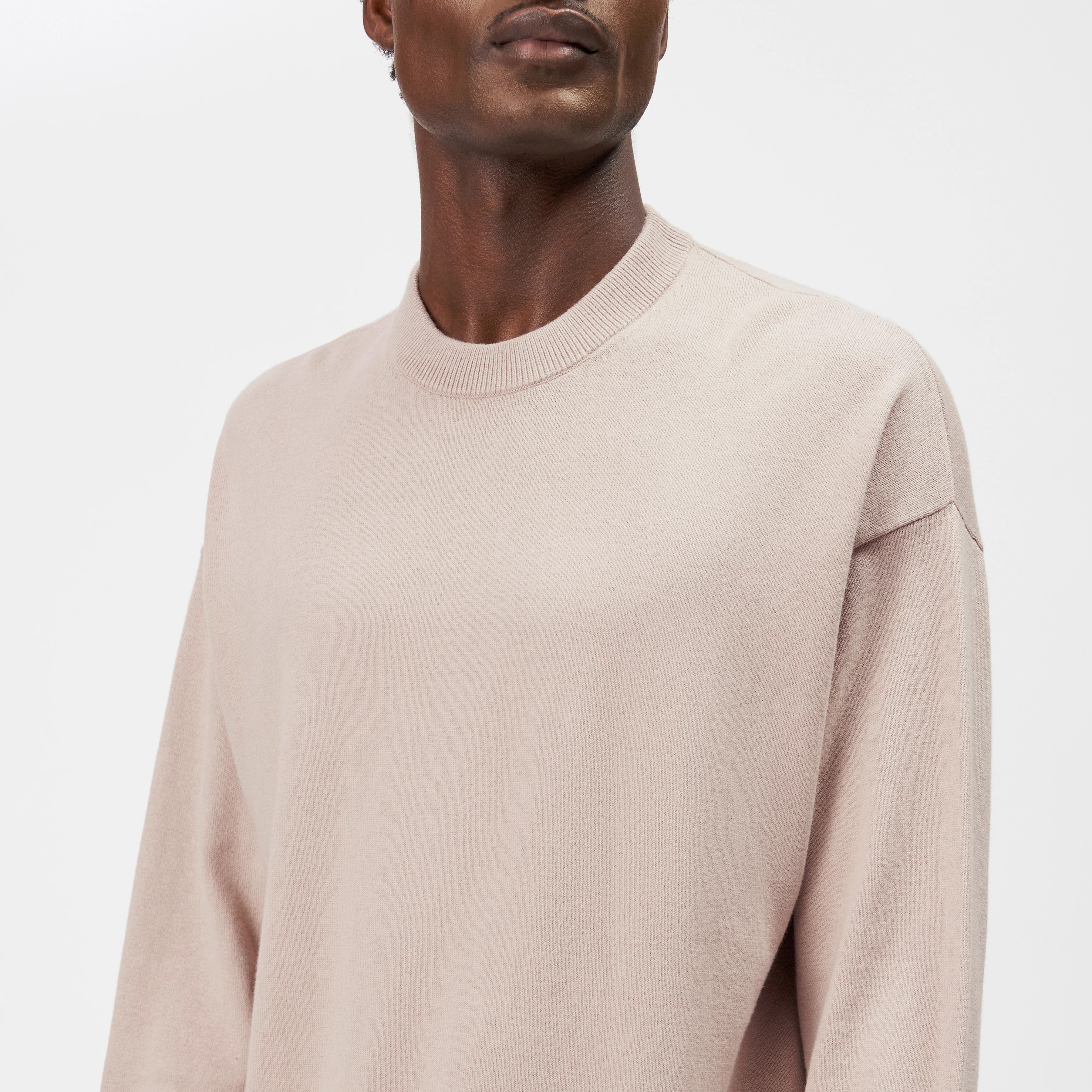 VALDRIK - Crew neck boxy fit jumper - men - beige - Detailansicht am Model
