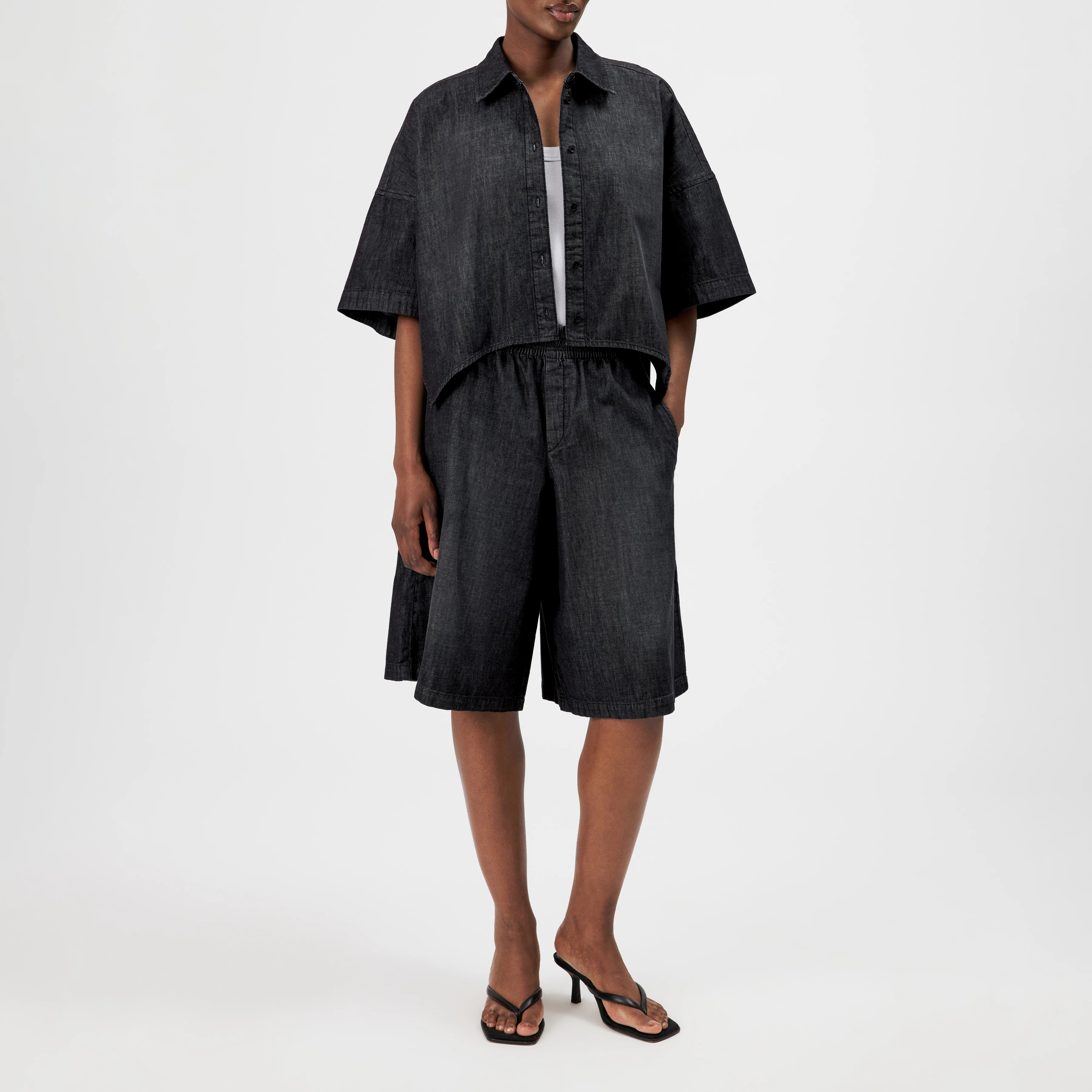 SERITH - Boxy shirt blouse in black denim - women - grey - Ganzkörper-Frontansicht