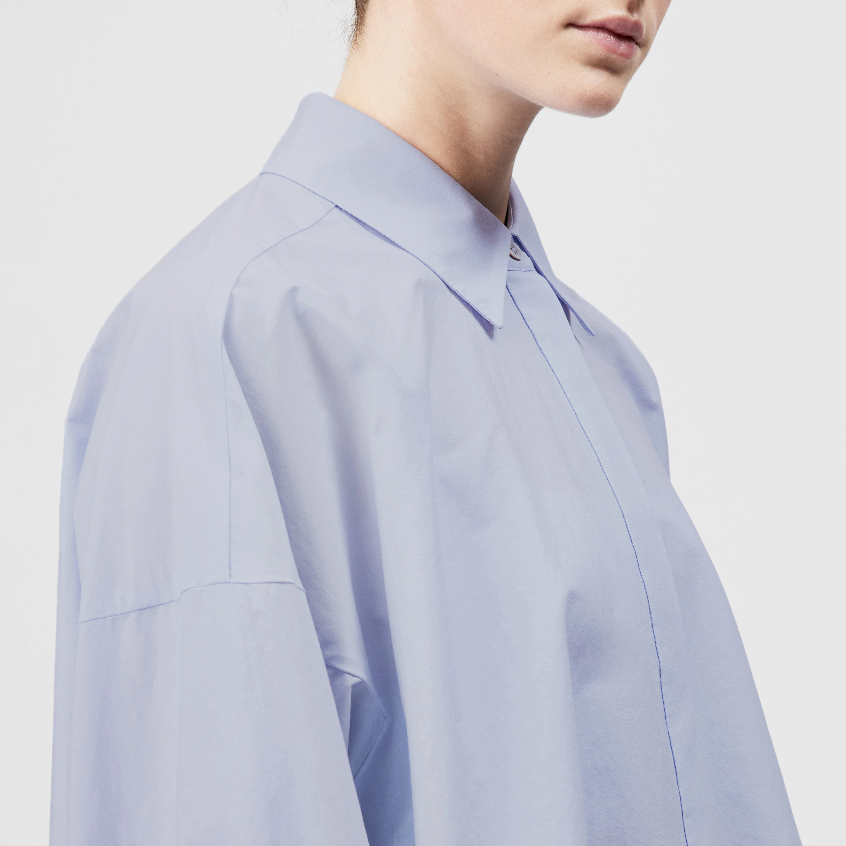 OSHIA - Oversized shirt blouse in poplin - women - blue - Detailansicht am Model