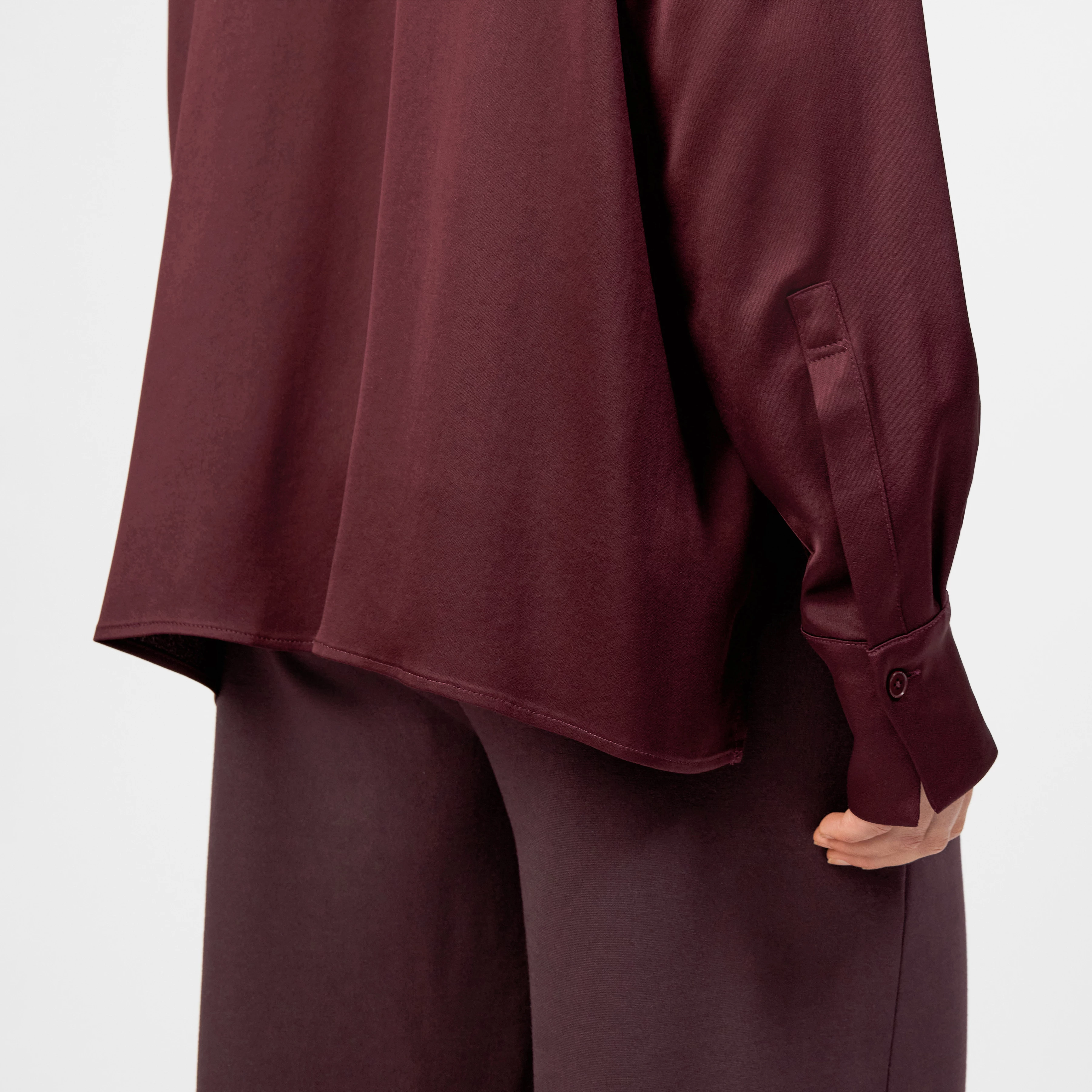 CLOELIA - Klassische Hemdbluse in Satin - Damen - rot - Detailansicht am Model