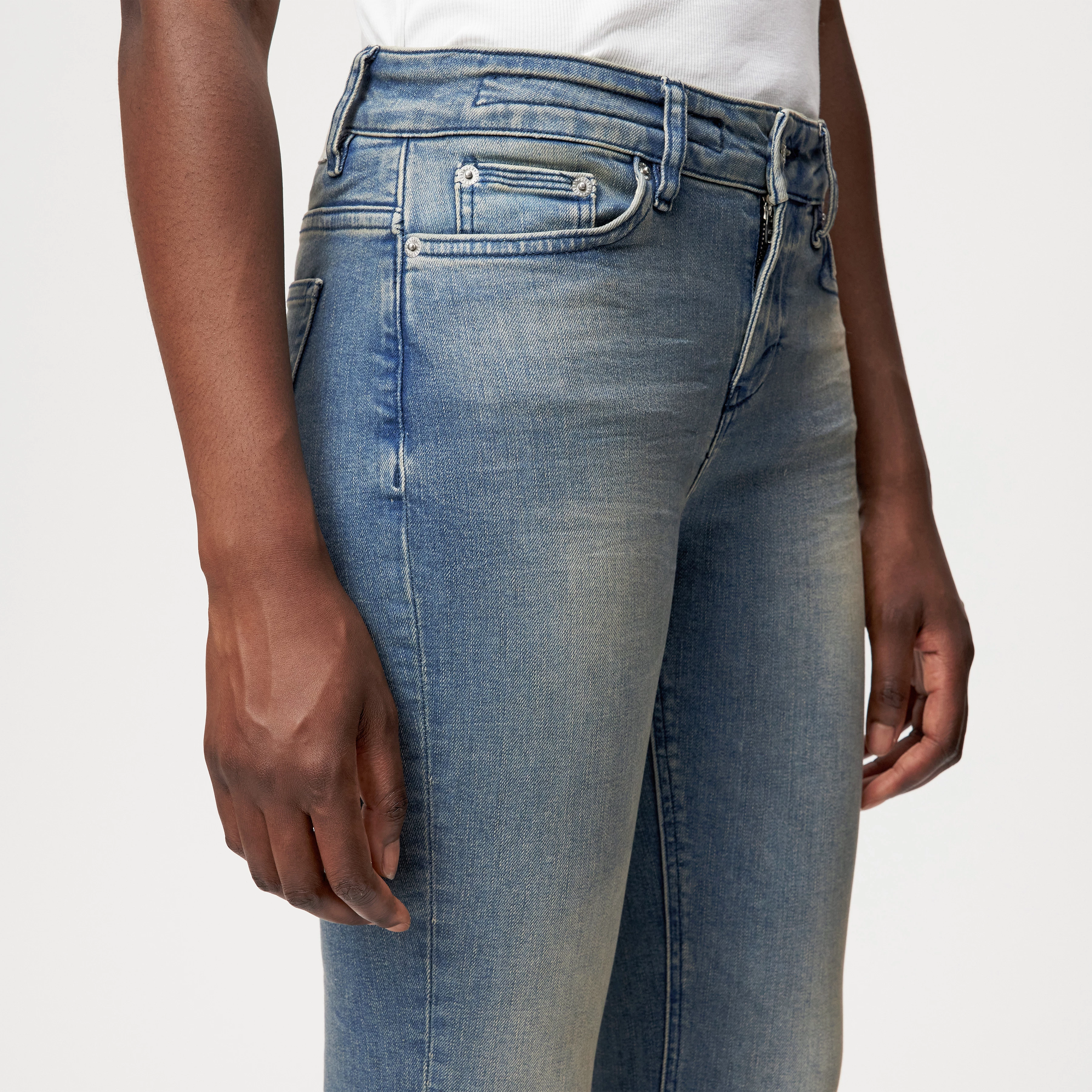 NEED - Low-waist skinny jeans - women - blue - Detailansicht am Model