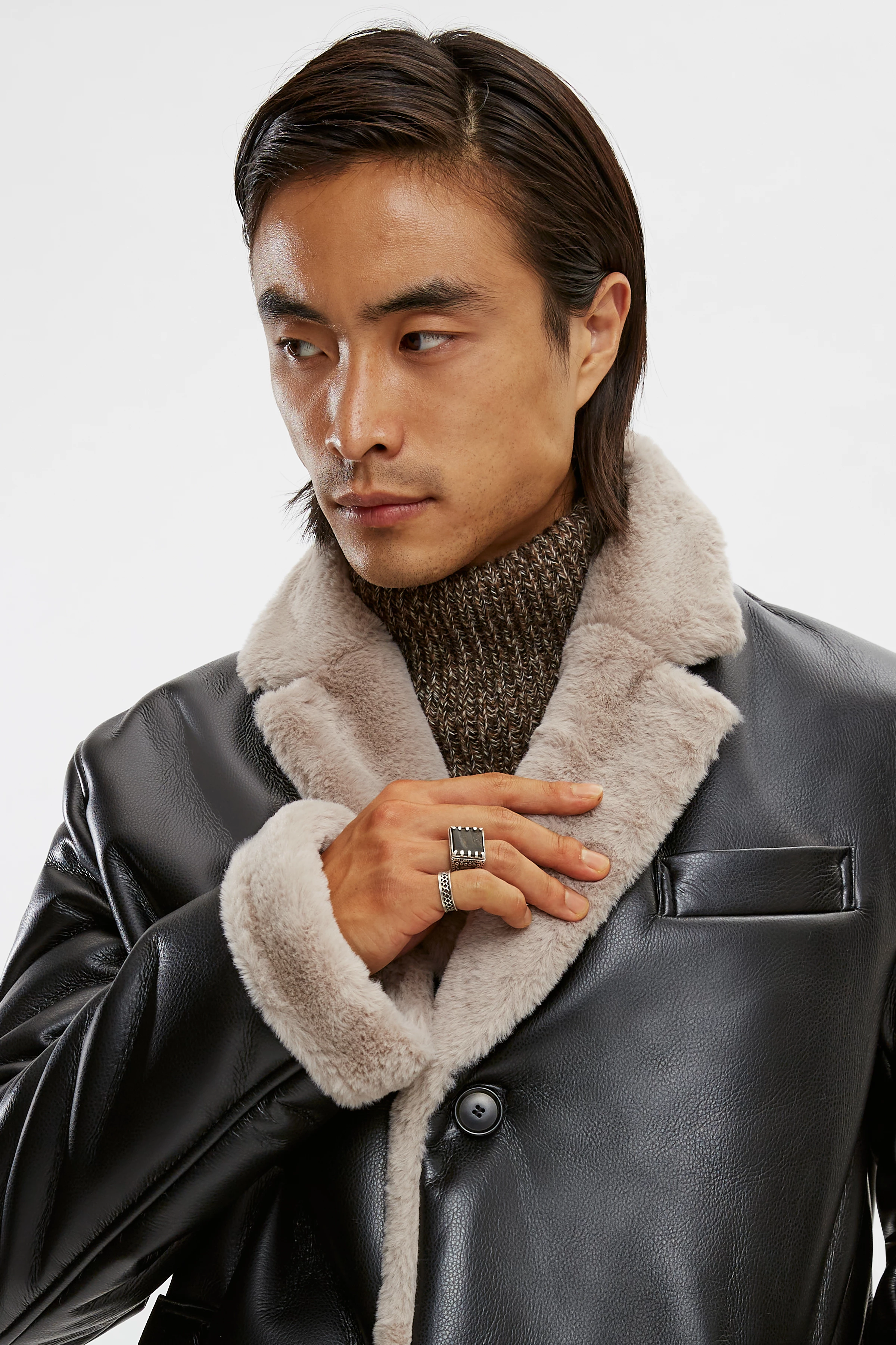 TENBY_S - veganer Shearlingmantel - Herren - schwarz - Detailansicht am Model