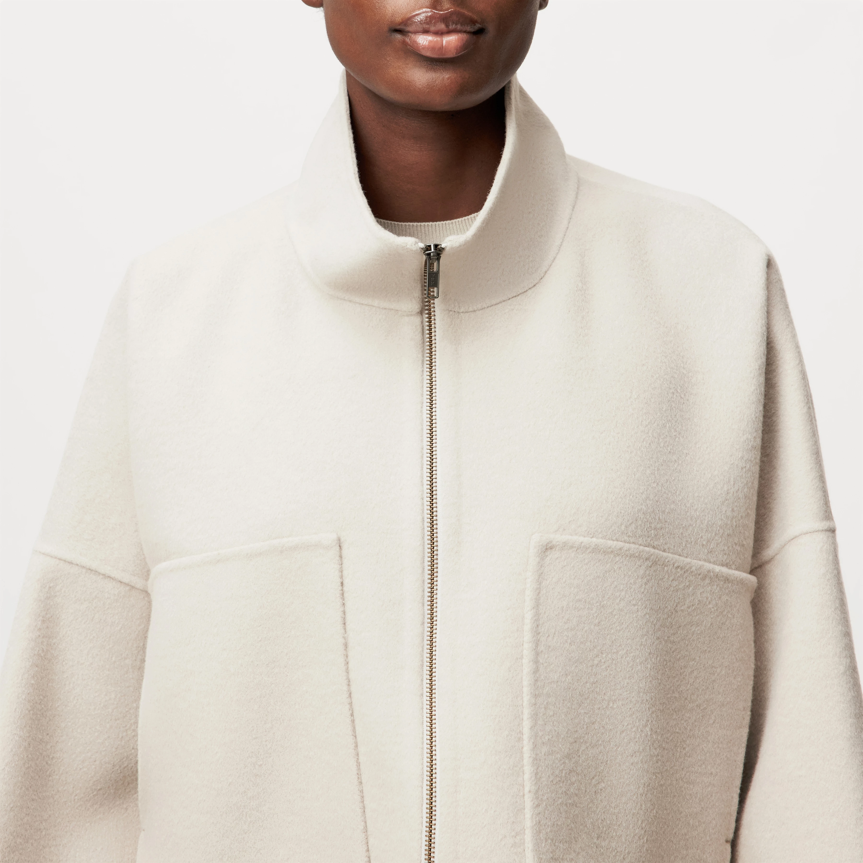 ELSTOW_1 - Oversized Jacke in Doubleface - Damen - beige - Detailansicht am Model