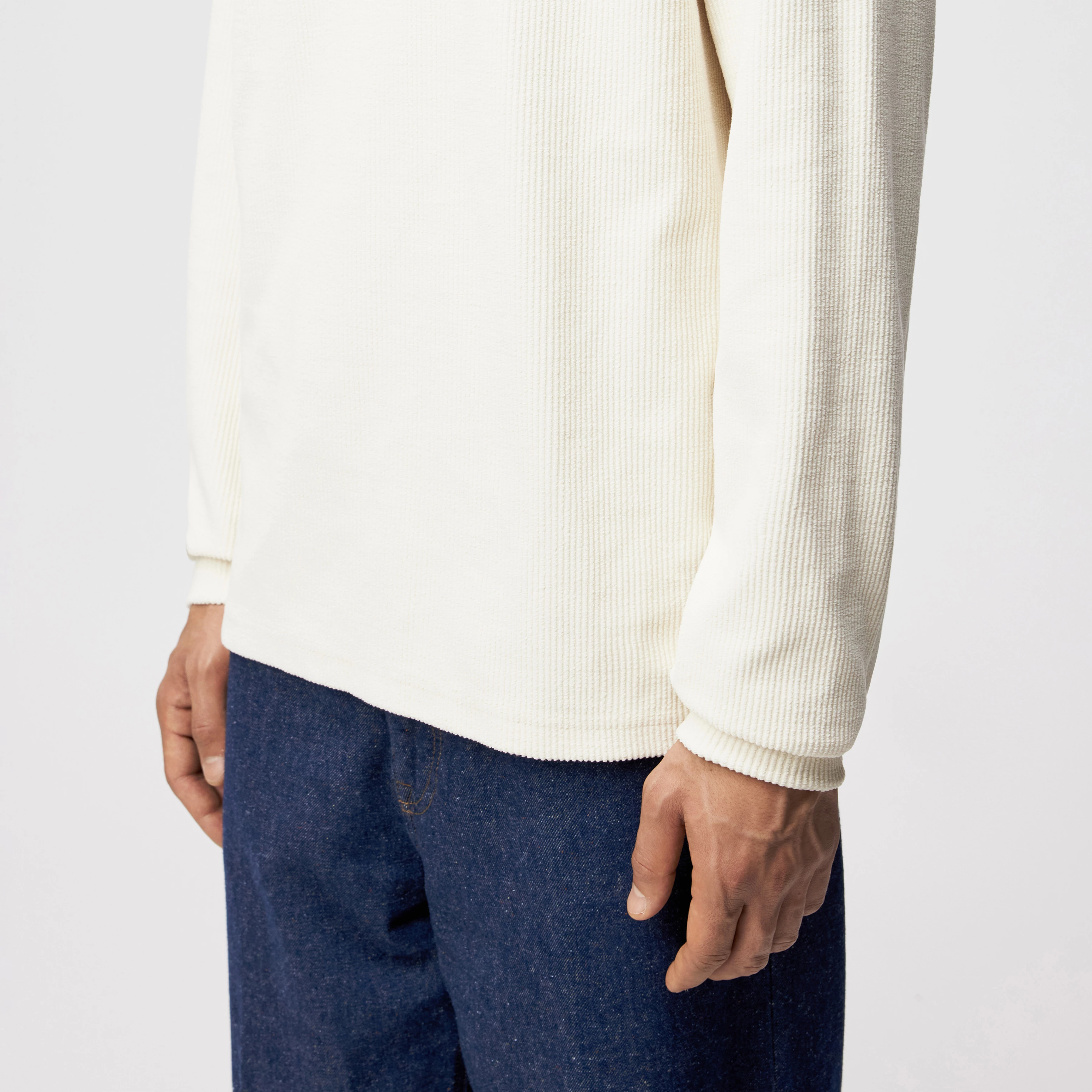 LAARK - Longsleeve in Rippstruktur - Herren - off white - Detailansicht am Model