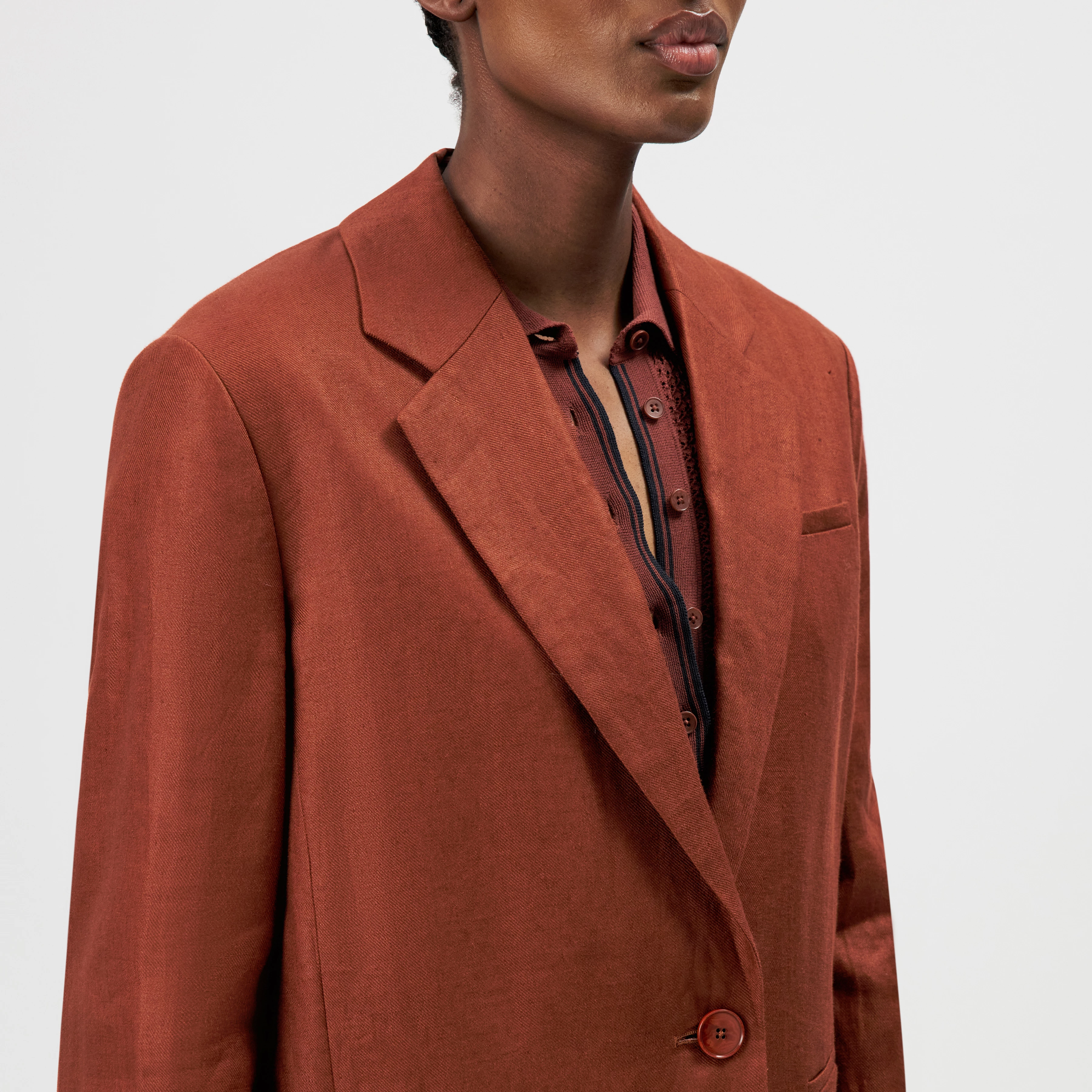 MOWTIE - Blazer décontracté à un bouton en lin pur - women - rouge - Detailansicht am Model