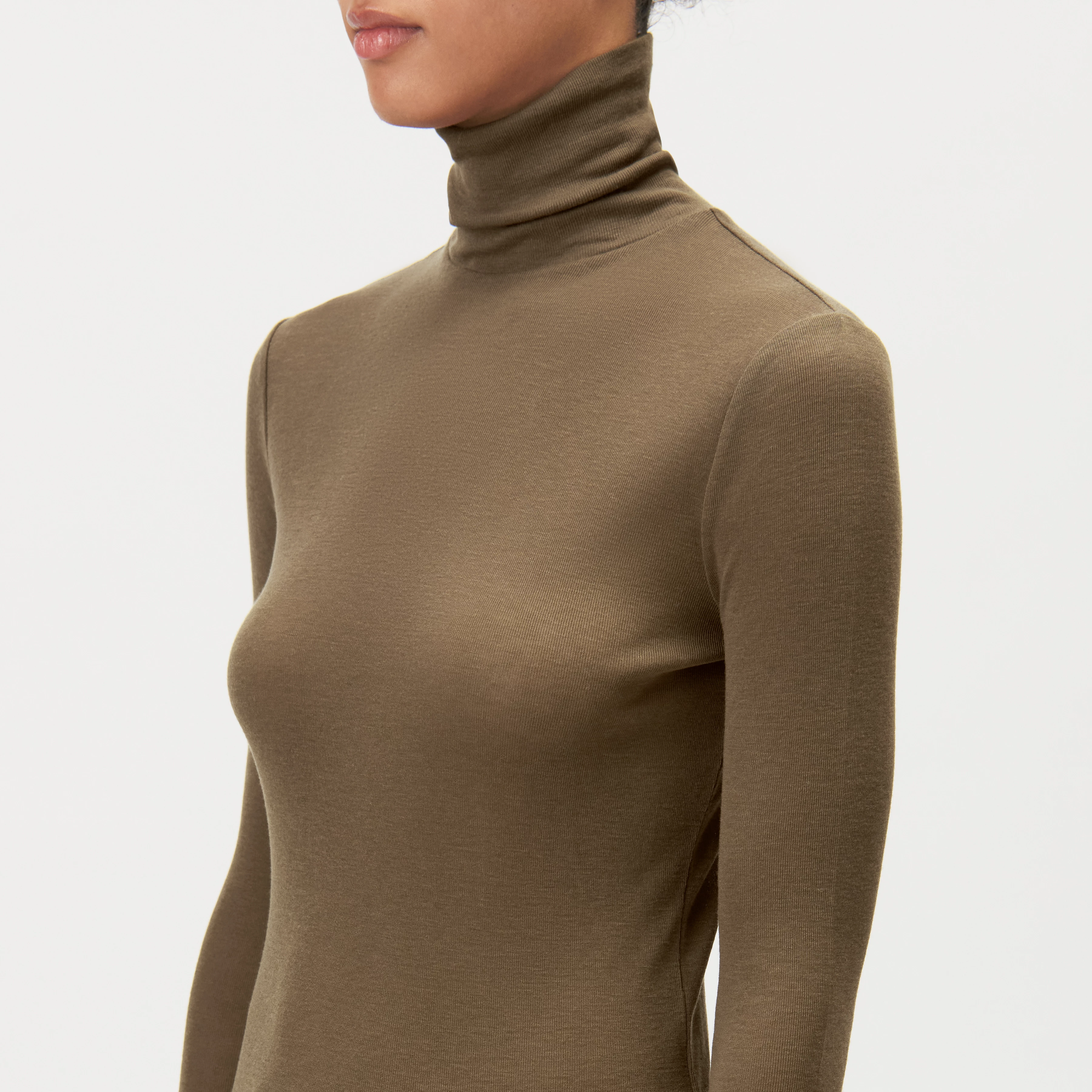 ZERAFNE - Slim long sleeve in lyocell-wool blend - women - green - Detailansicht am Model