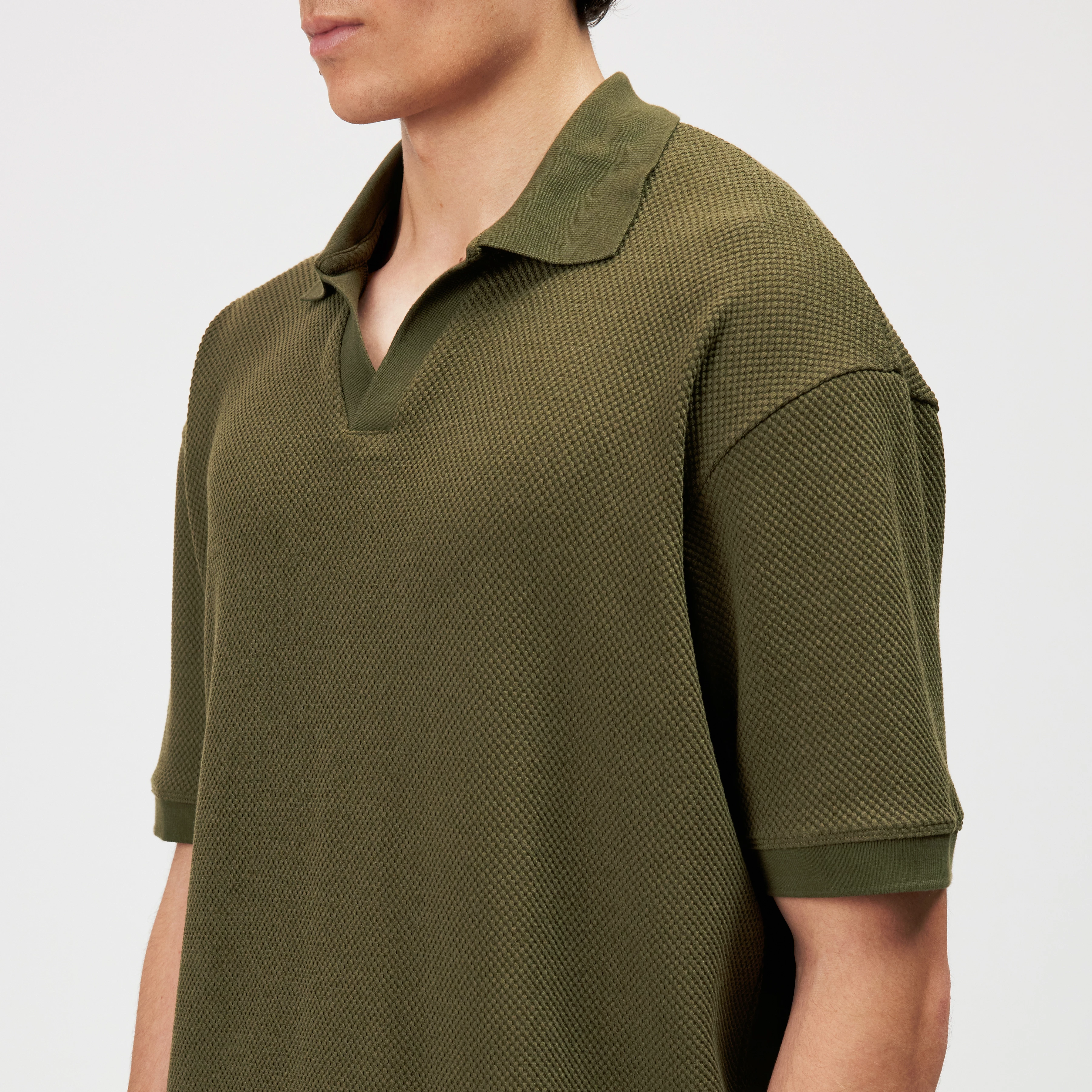 ACAYO - Relaxed Fit Polo in markanter Ajour-Struktur - Herren - grün - Detailansicht am Model
