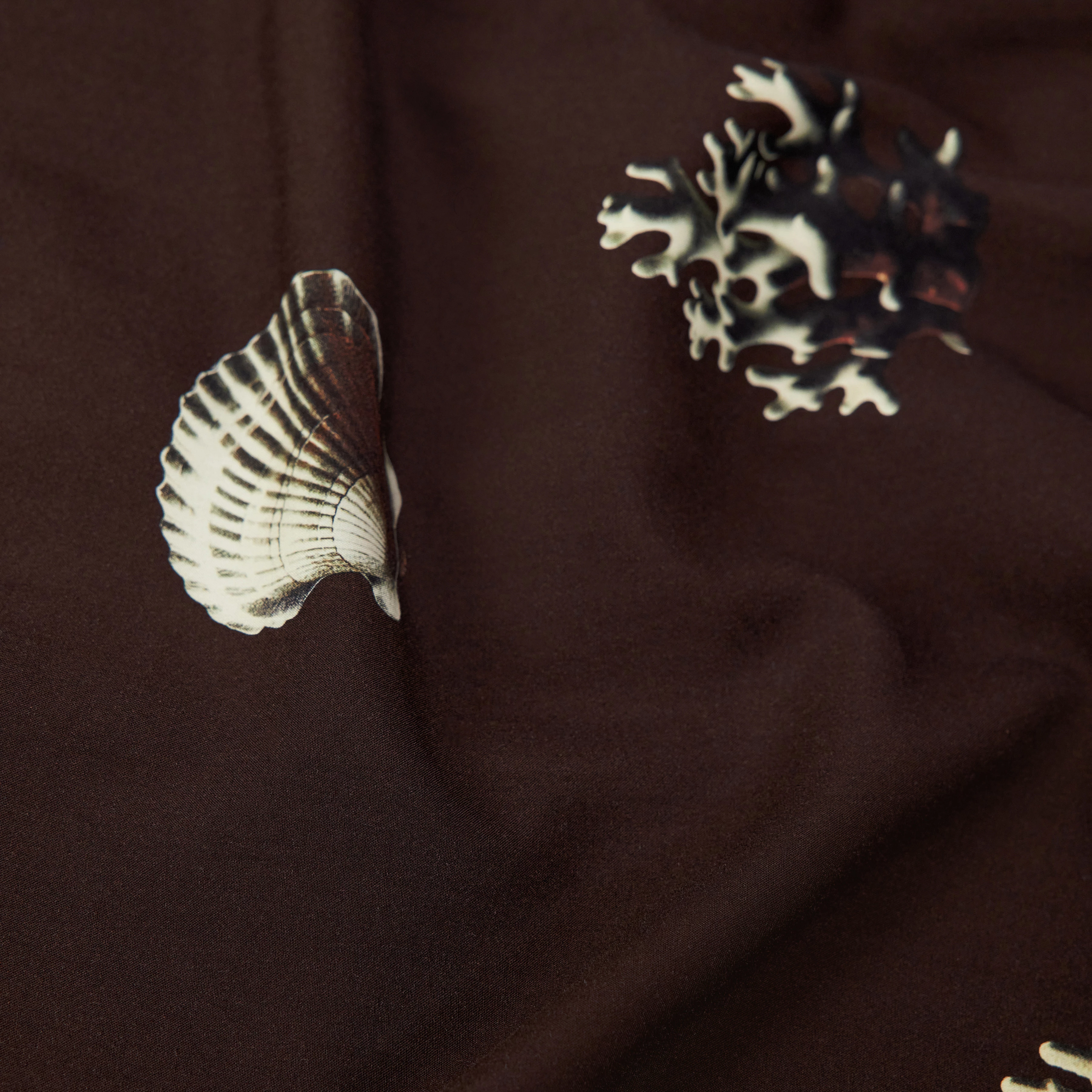 MERYN - Short-sleeve shirt with nautical print in viscose - men - brown - Materialbild (B2C)