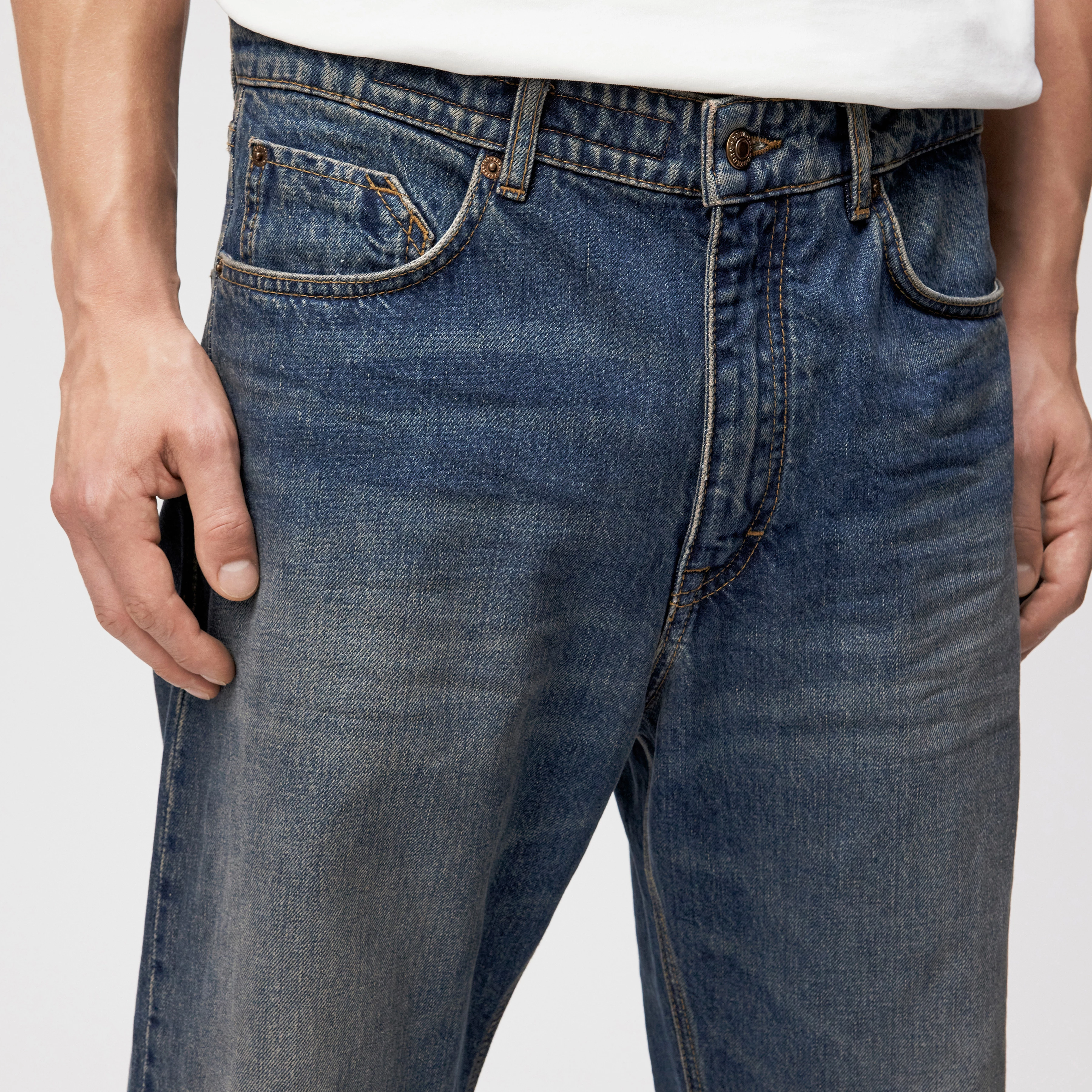 LOWDY - Jeans mit weitem Beinverlauf in Mid-Blue Denim - Herren - blau - Detailansicht am Model