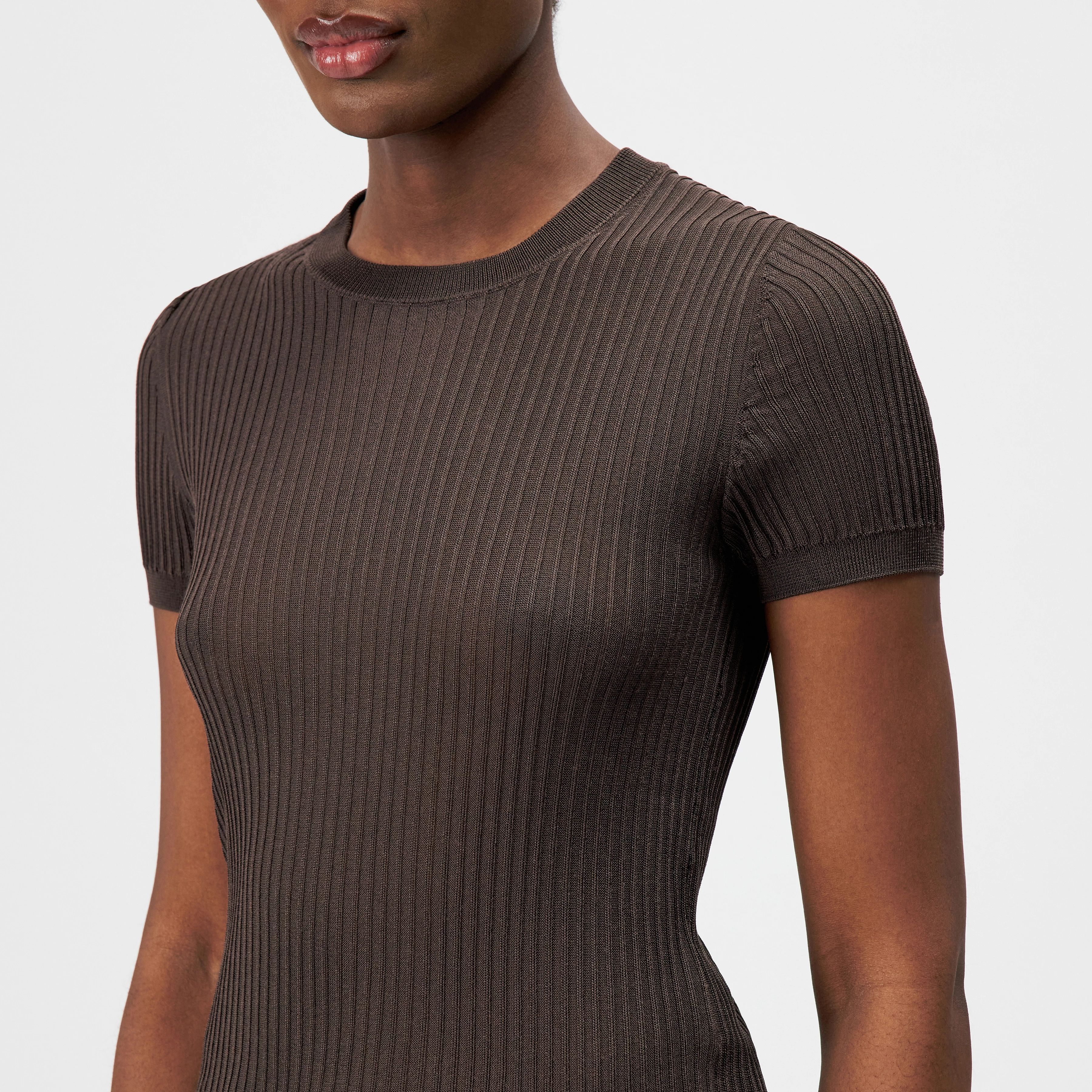 MOGLINI_2 - Crew Neck Knit T-Shirt with Ribbed Texture - women - brown - Detailansicht am Model