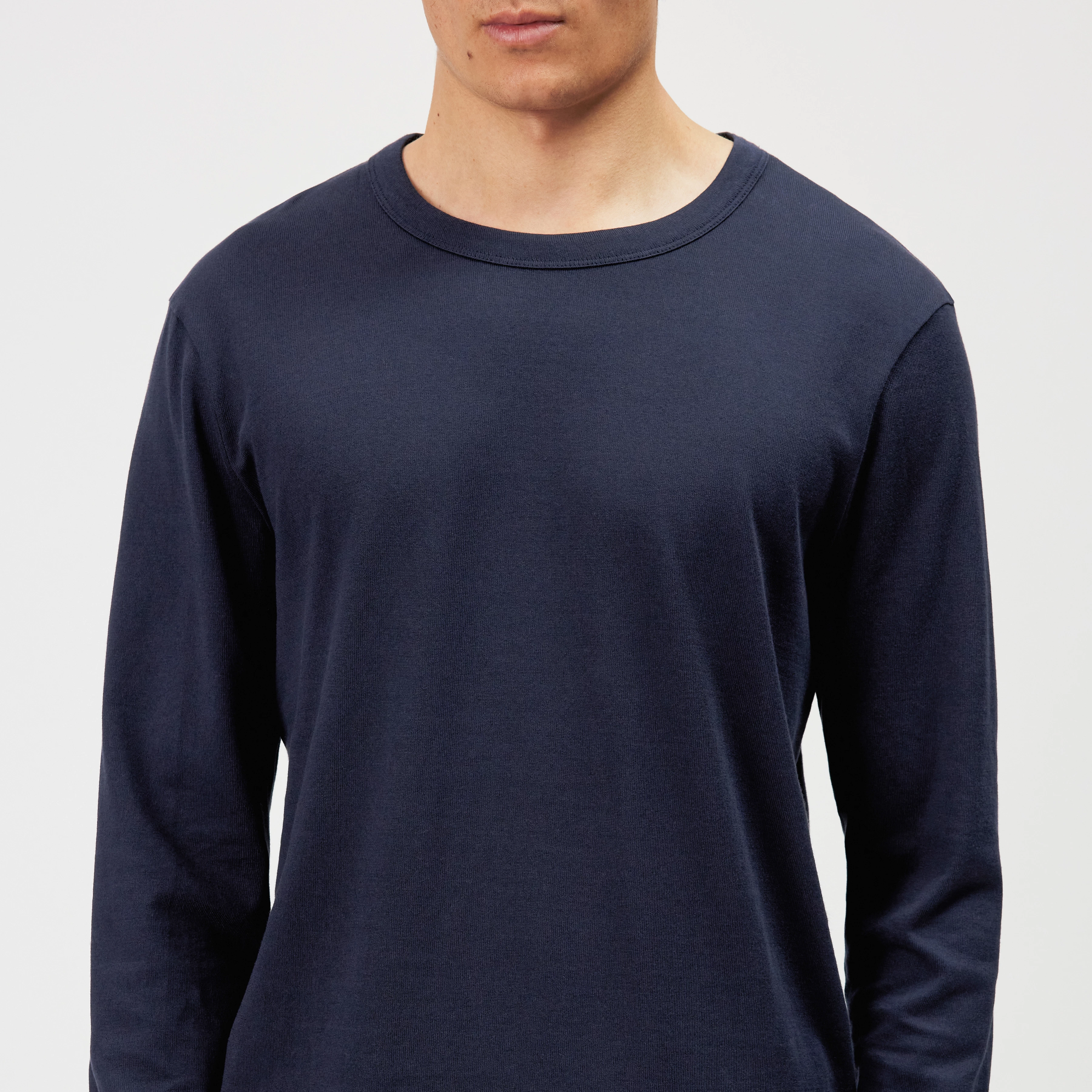 JULIENO_LS - Slim Fit Longsleeve in reiner Baumwolle - Herren - blau - Detailansicht am Model