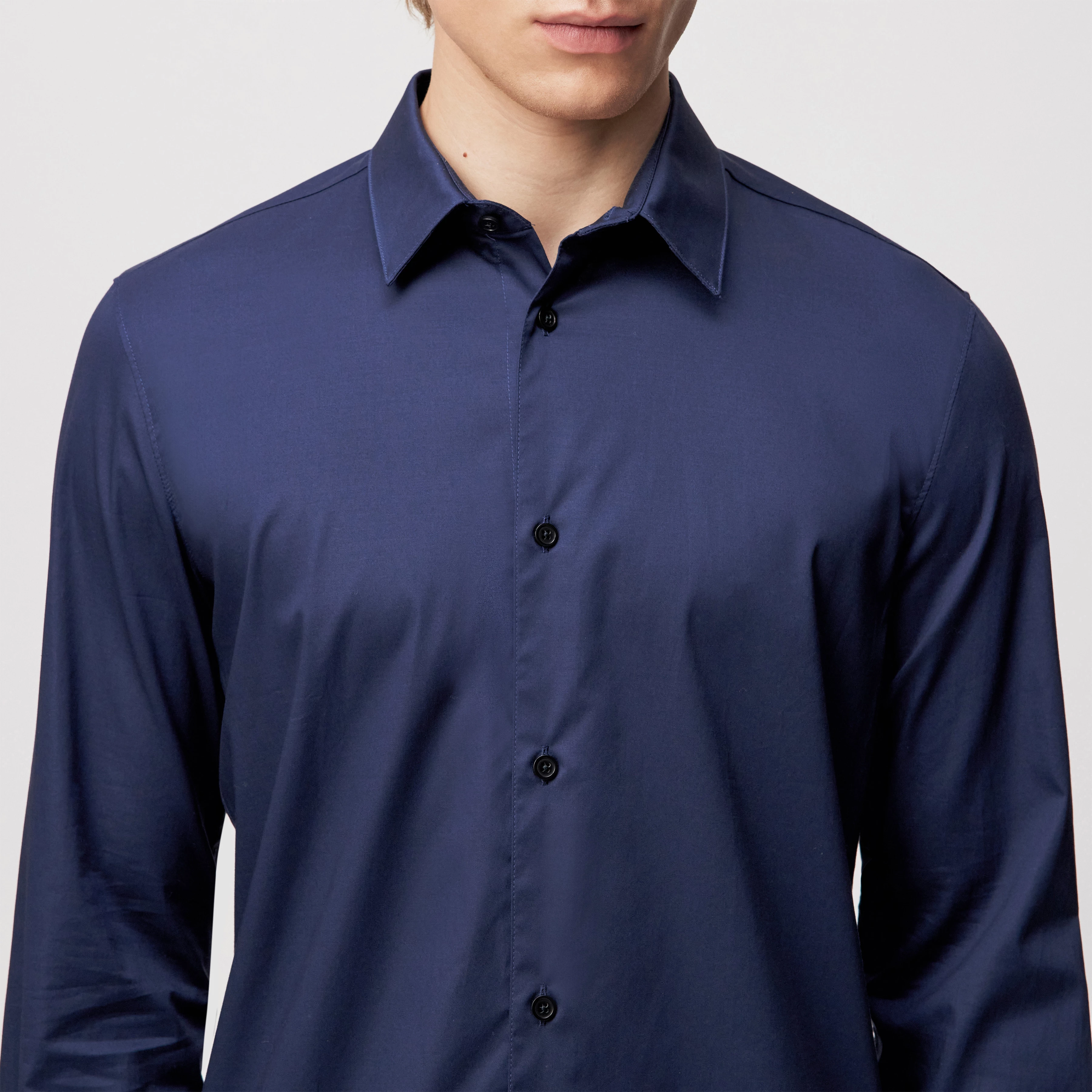 DANEEL - Classic Fit Hemd in Baumwoll-Satin - Herren - blau - Detailansicht am Model