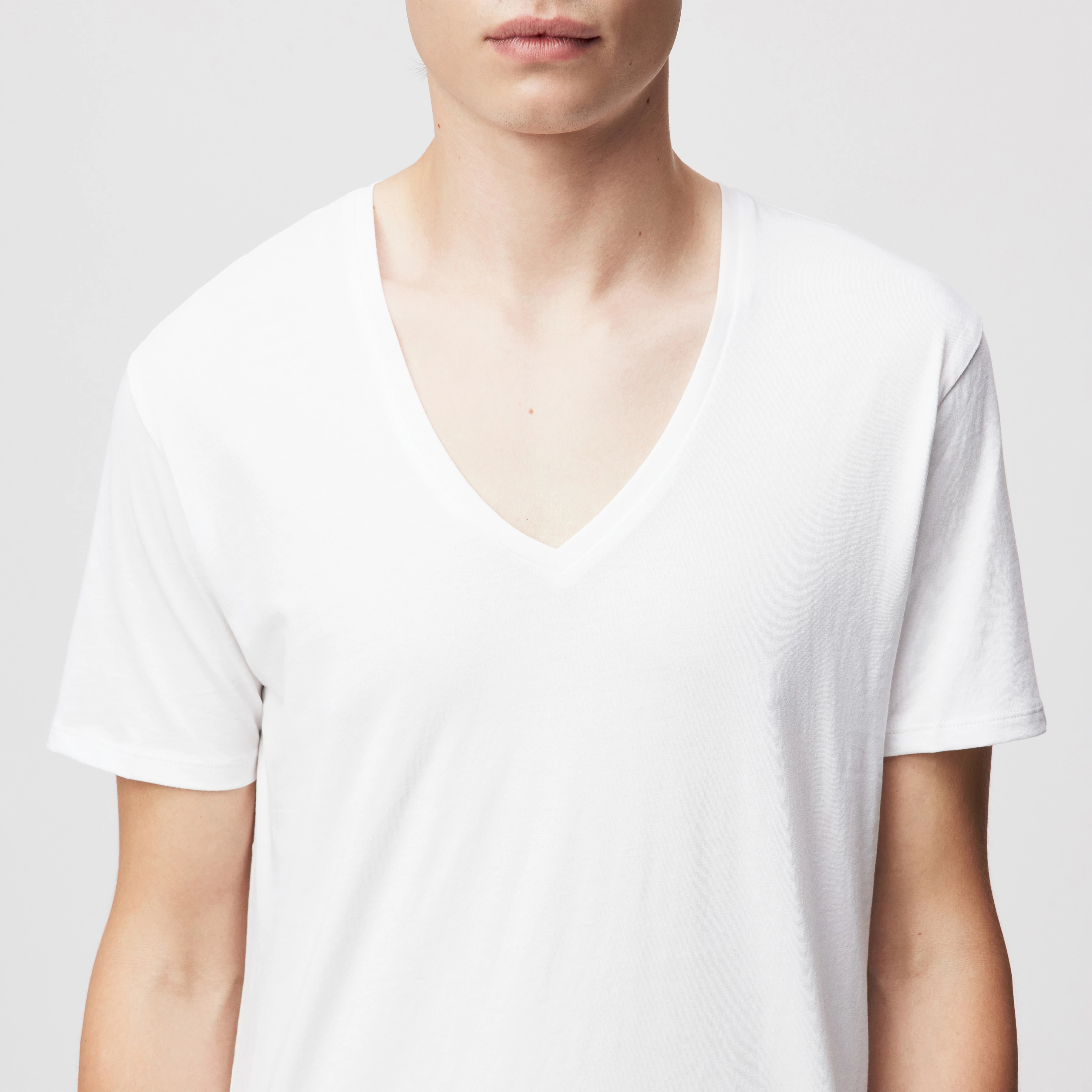 QUENTIN - T-shirt col en V en coton propre - men - blanc cassé - Detailansicht am Model