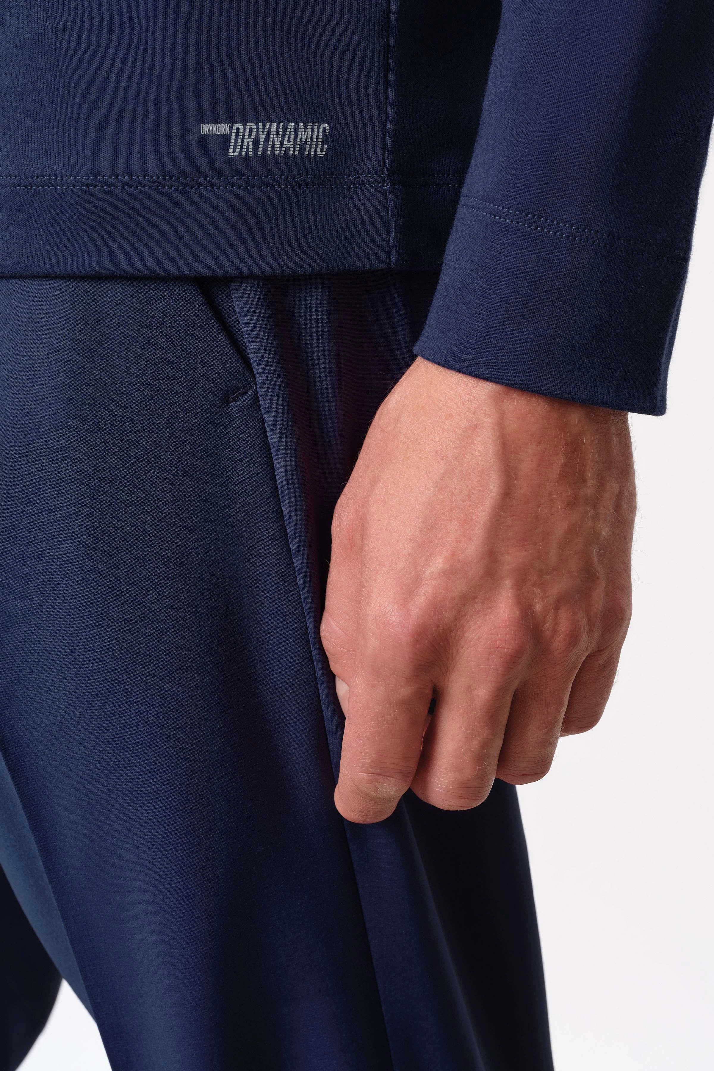 MORITZ - longsleeve with stand-up collar in cotton - men - blue - Detailansicht am Model