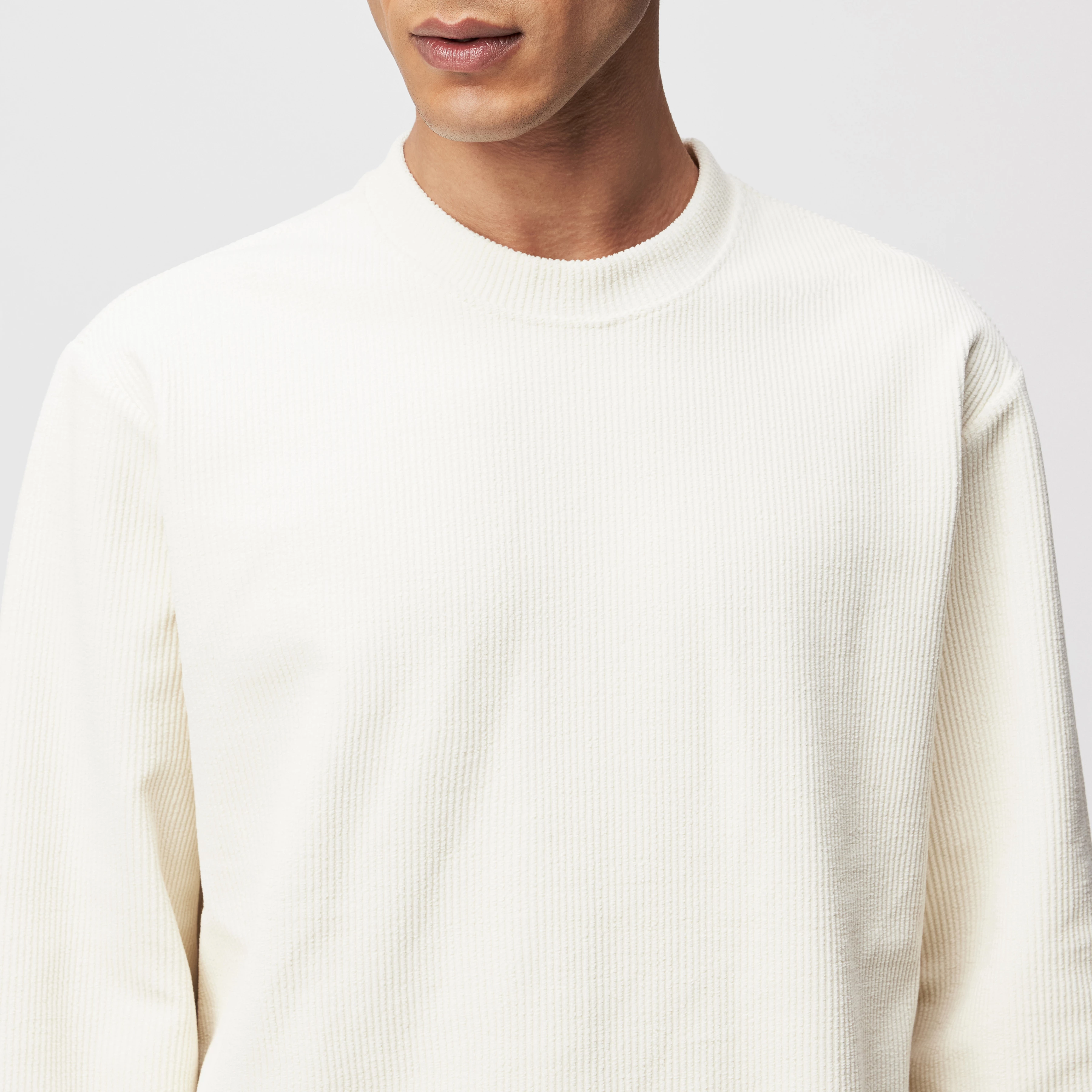LAARK - Longsleeve in Rippstruktur - Herren - off white - Detailansicht am Model