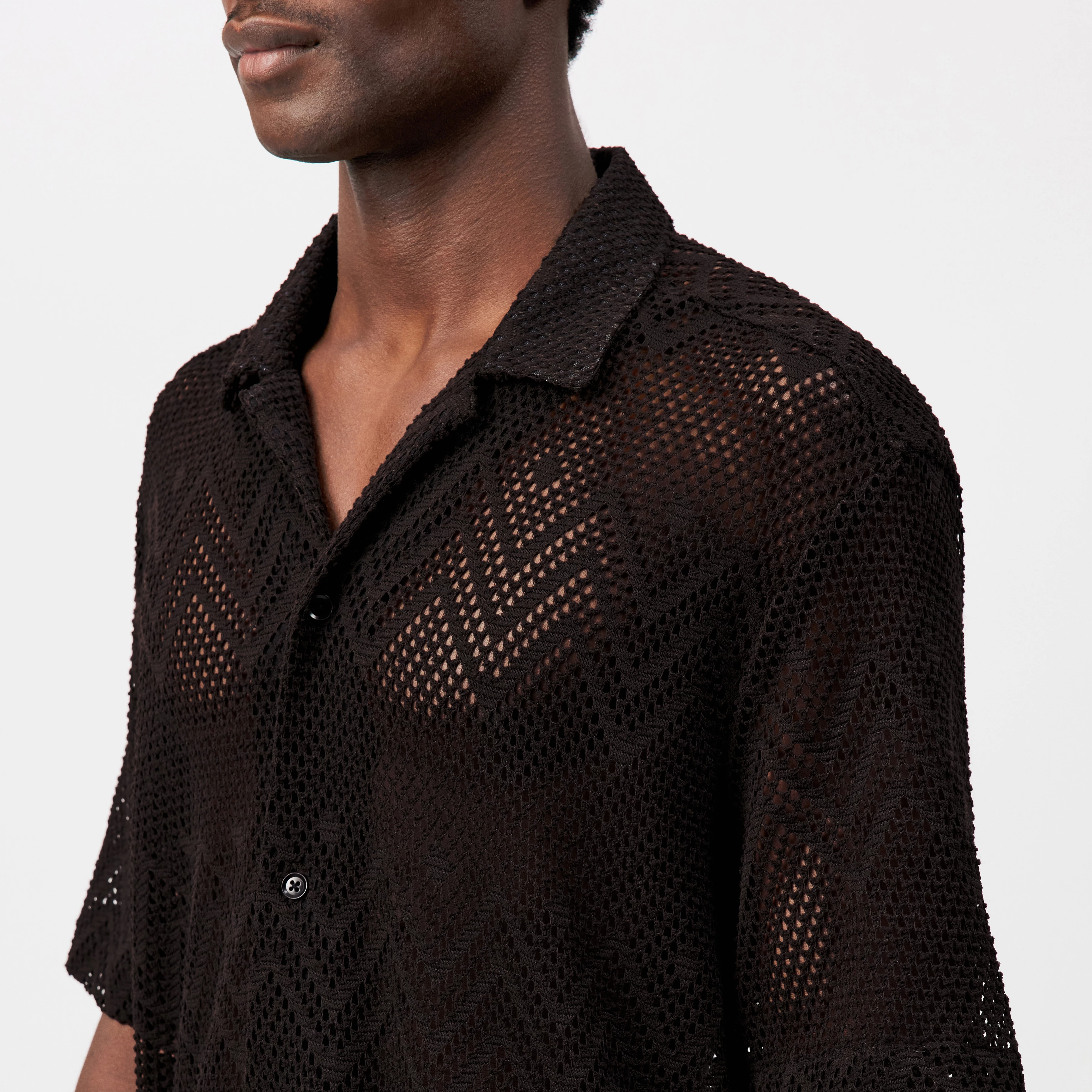 BIJAN_2 - Casual short-sleeve shirt with eyelet pattern - men - brown - Detailansicht am Model