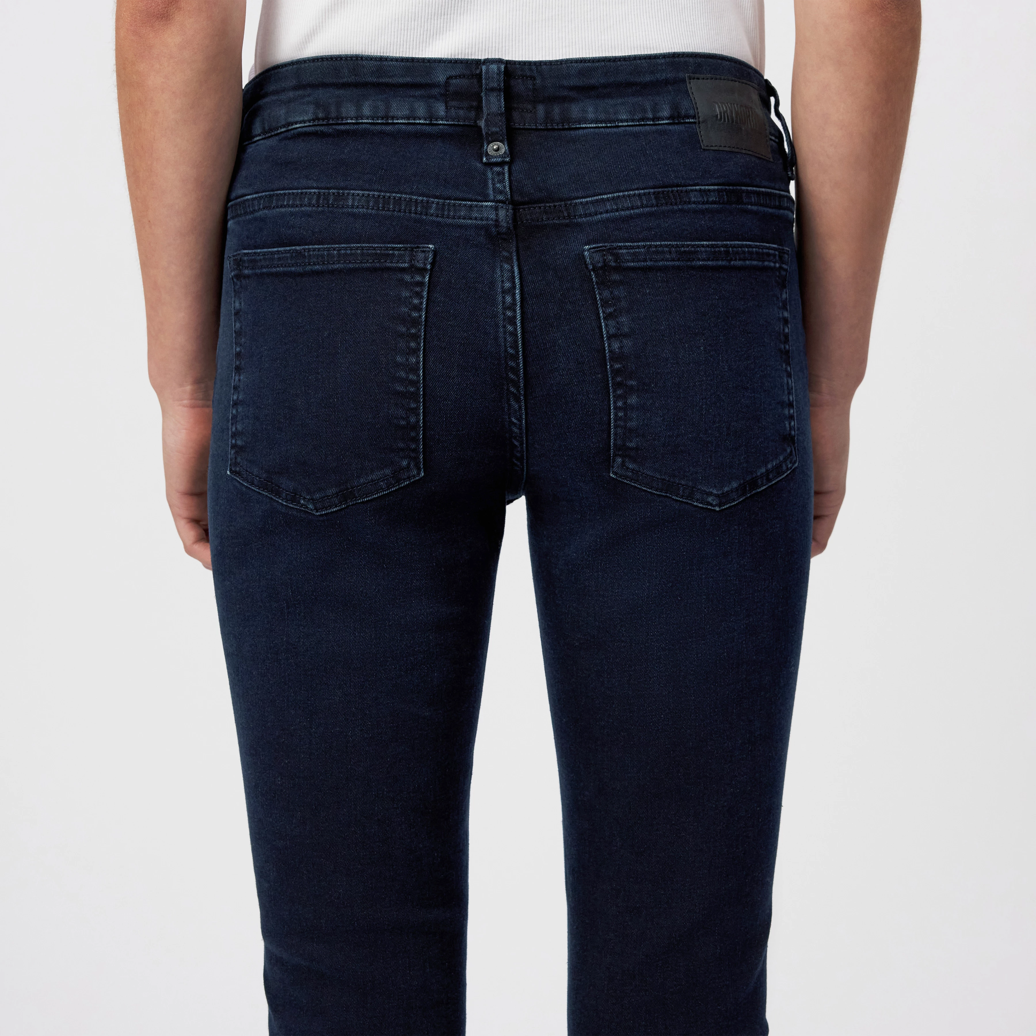 NEED - Low-waist skinny jeans in blue-black denim - women - blue - Detailansicht am Model