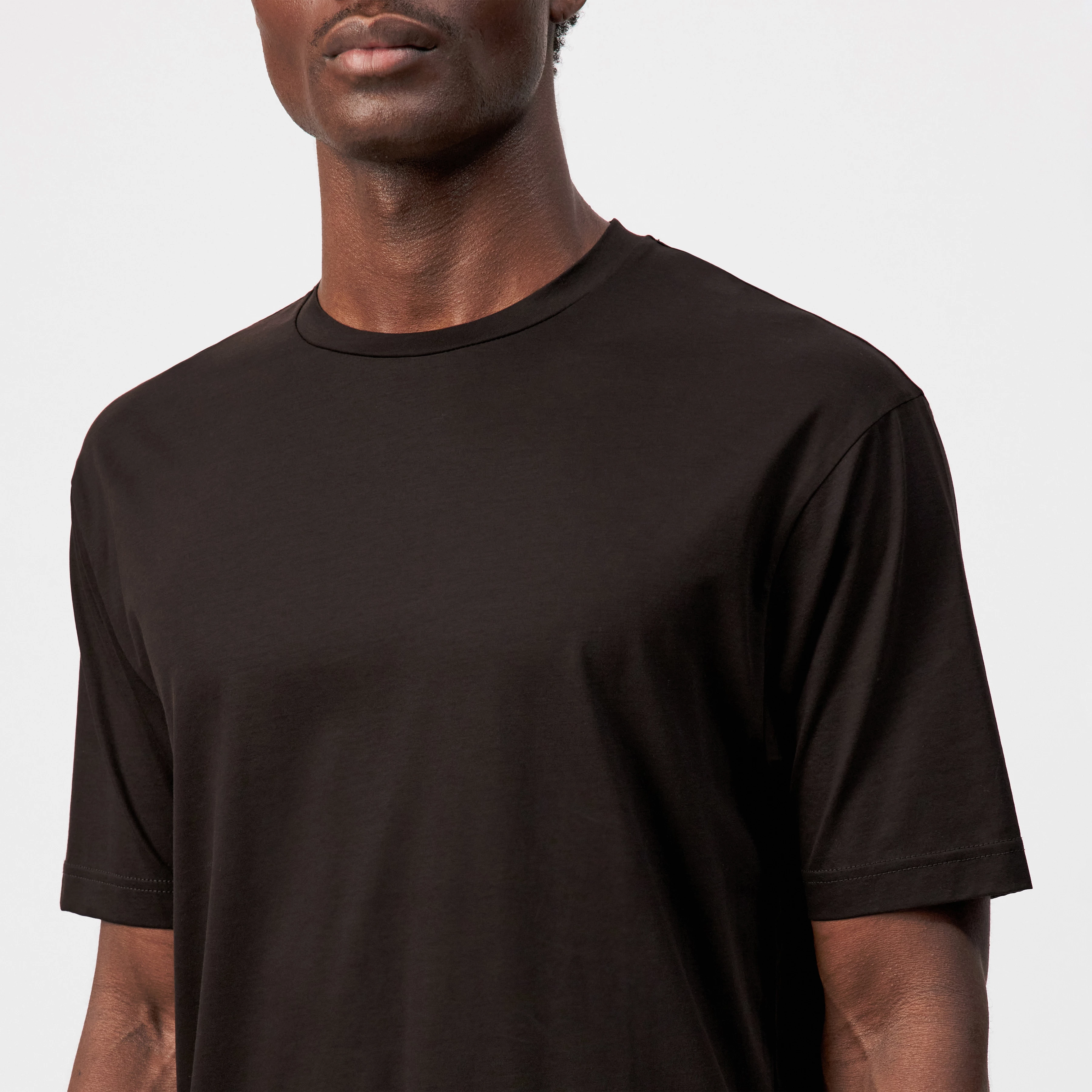 GILBERD - T-shirt in blended cotton modal - men - brown - Detailansicht am Model