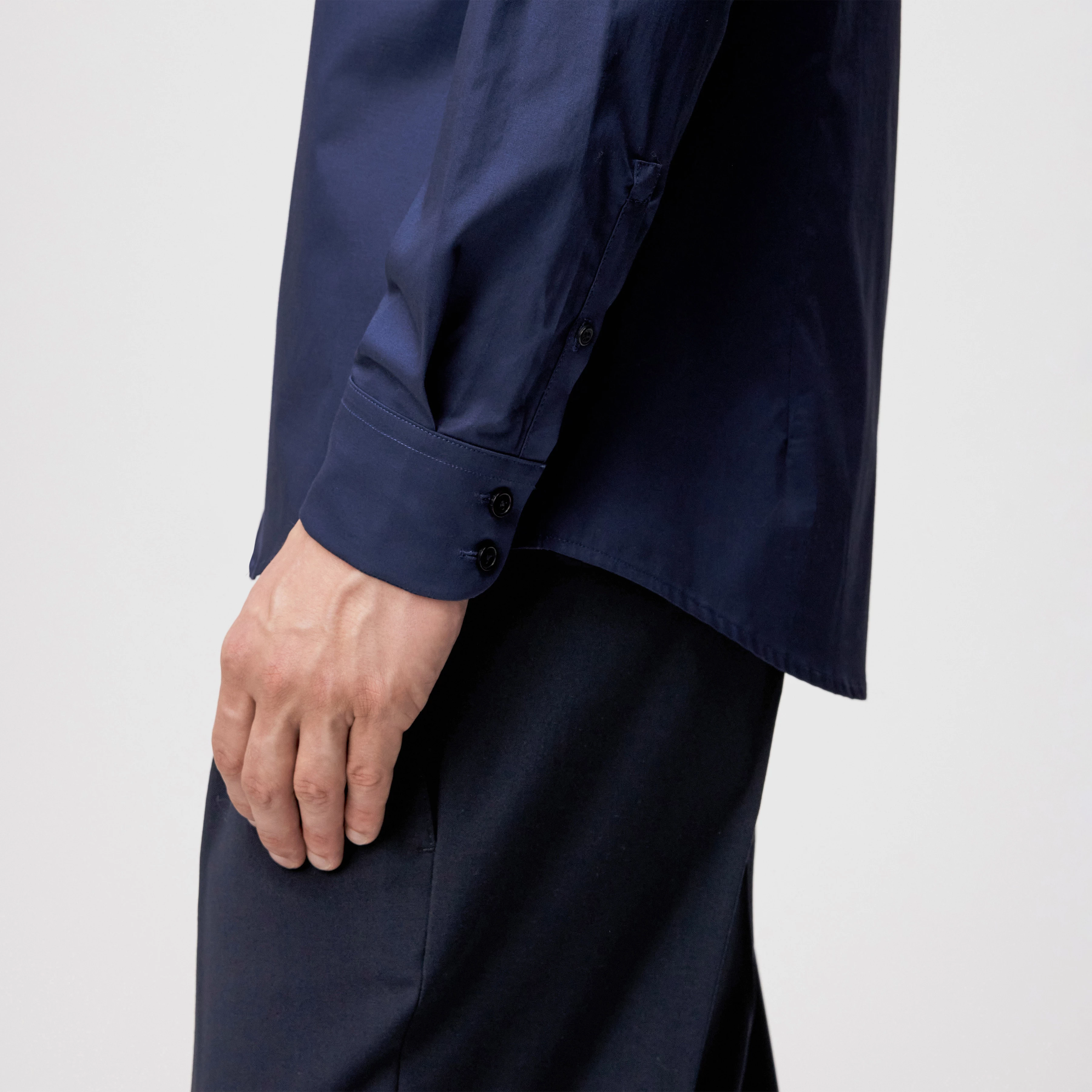 DANEEL - Classic Fit Hemd in Baumwoll-Satin - Herren - blau - Detailansicht am Model