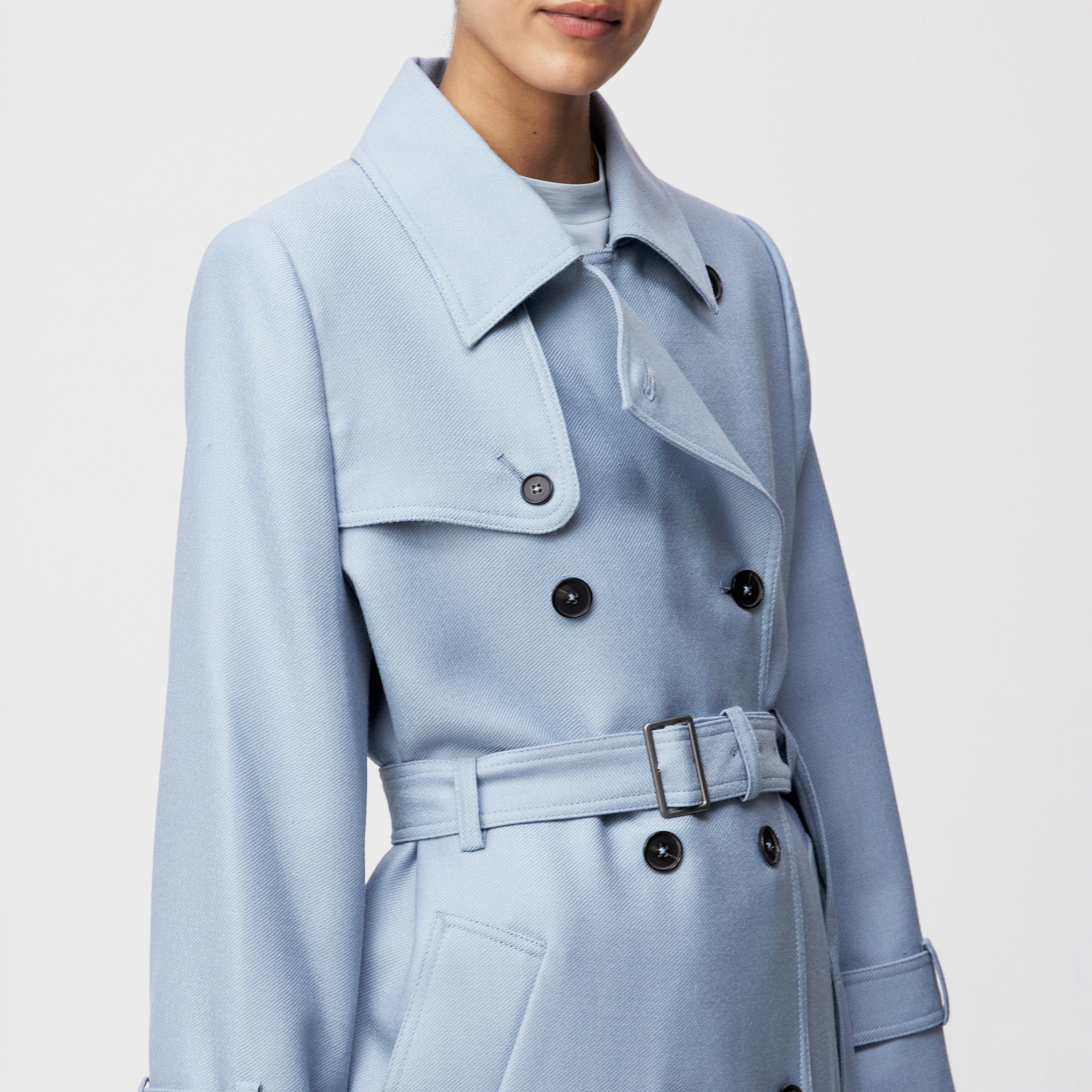ALVINGTON - Trenchcoat in Schurwolle - Damen - blau - Detailansicht am Model