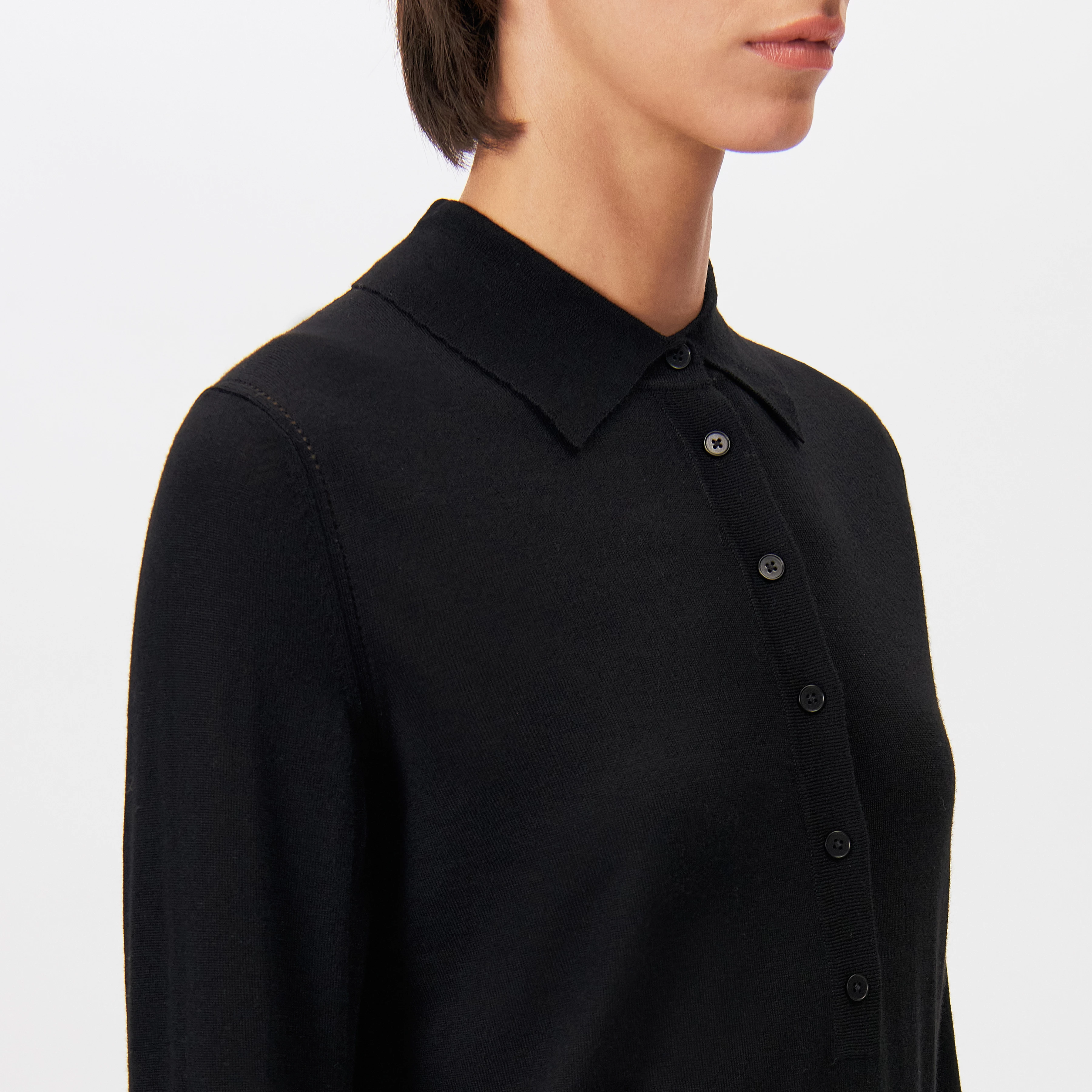 MYNERVA - Strikket polo i ren uld - women - sort - Detailansicht am Model