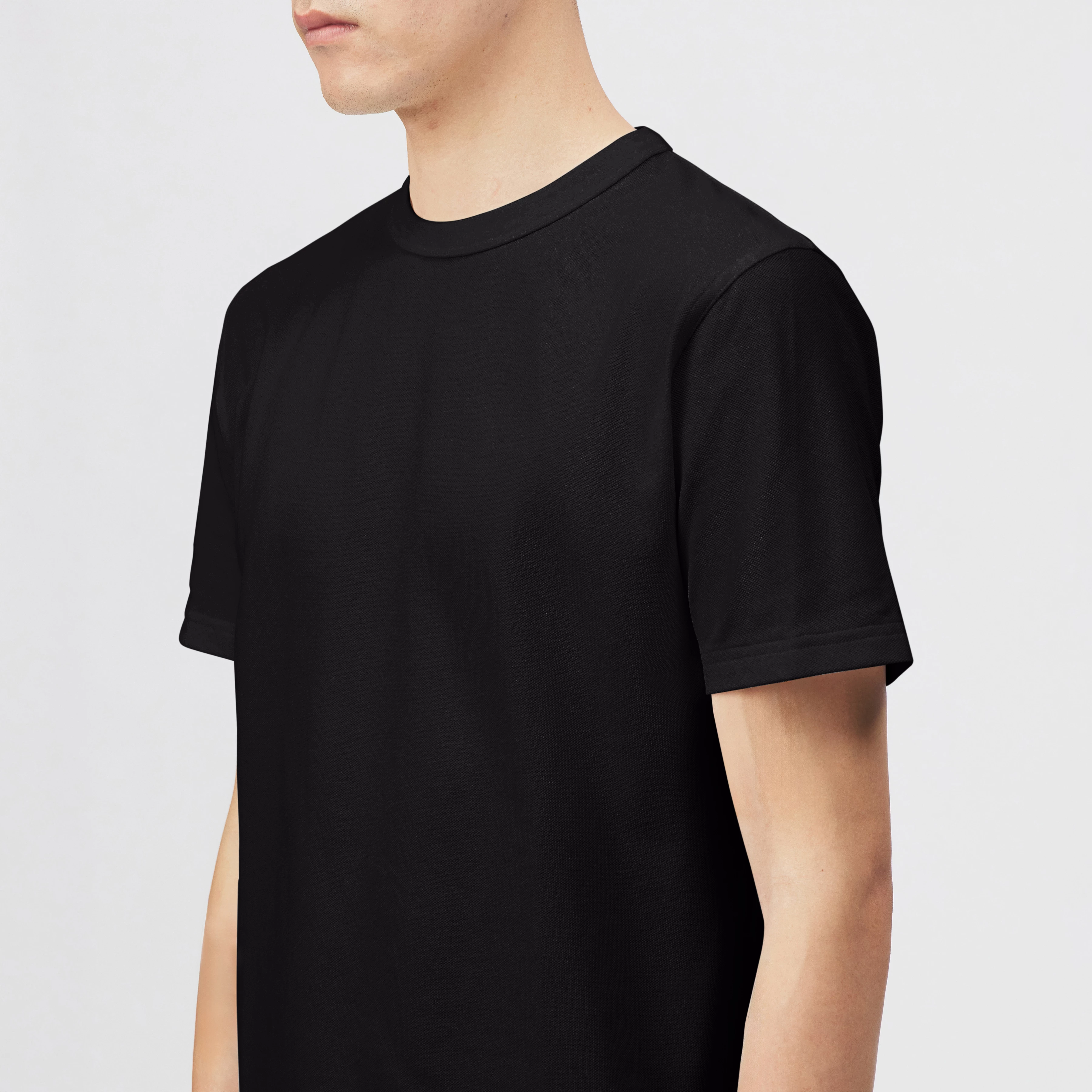 JULIENO - Slim Fit T-shirt in lightweight cotton jersey - men - black - Detailansicht am Model