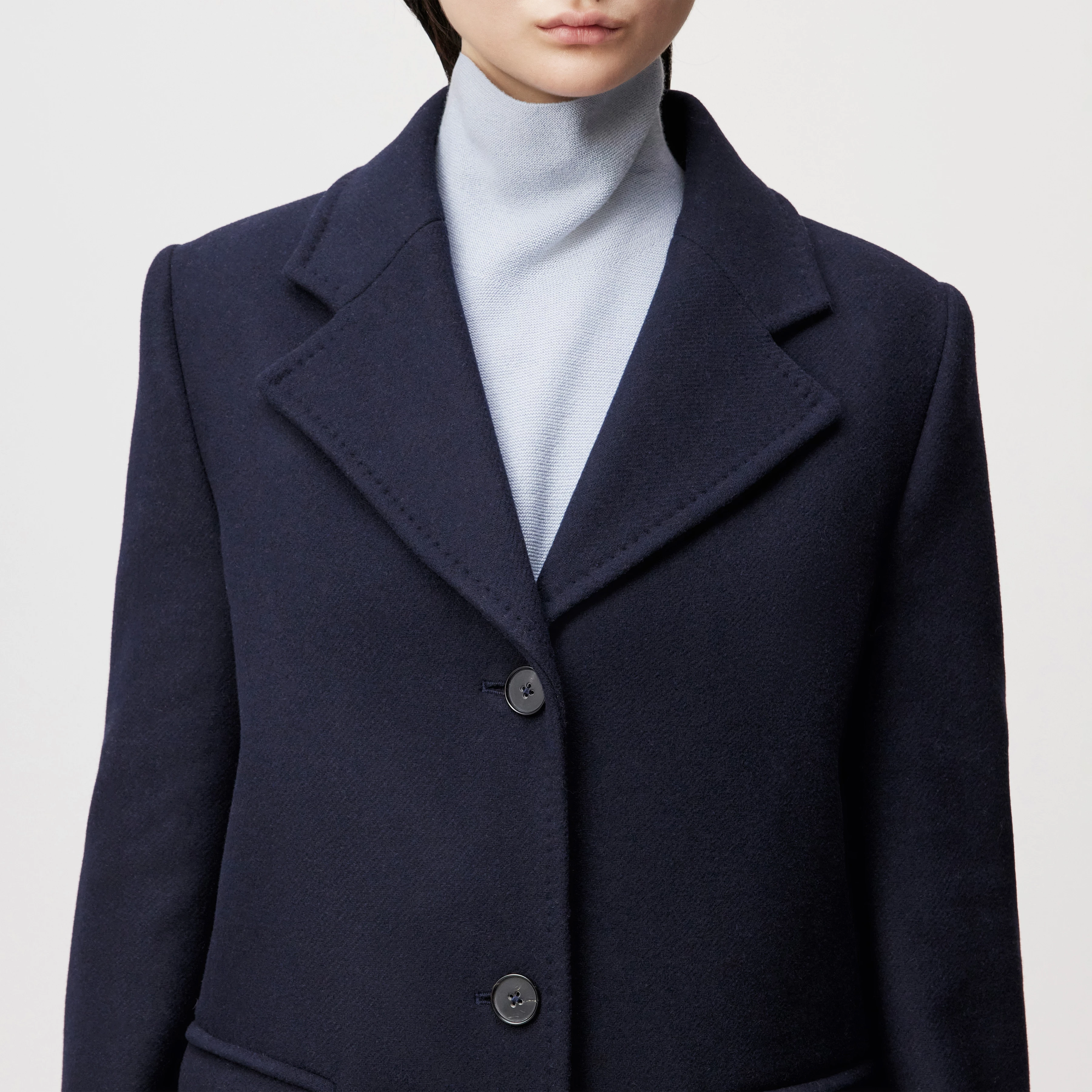 AISBY - Mantel in winterlichem Woll-Mix - Damen - blau - Detailansicht am Model