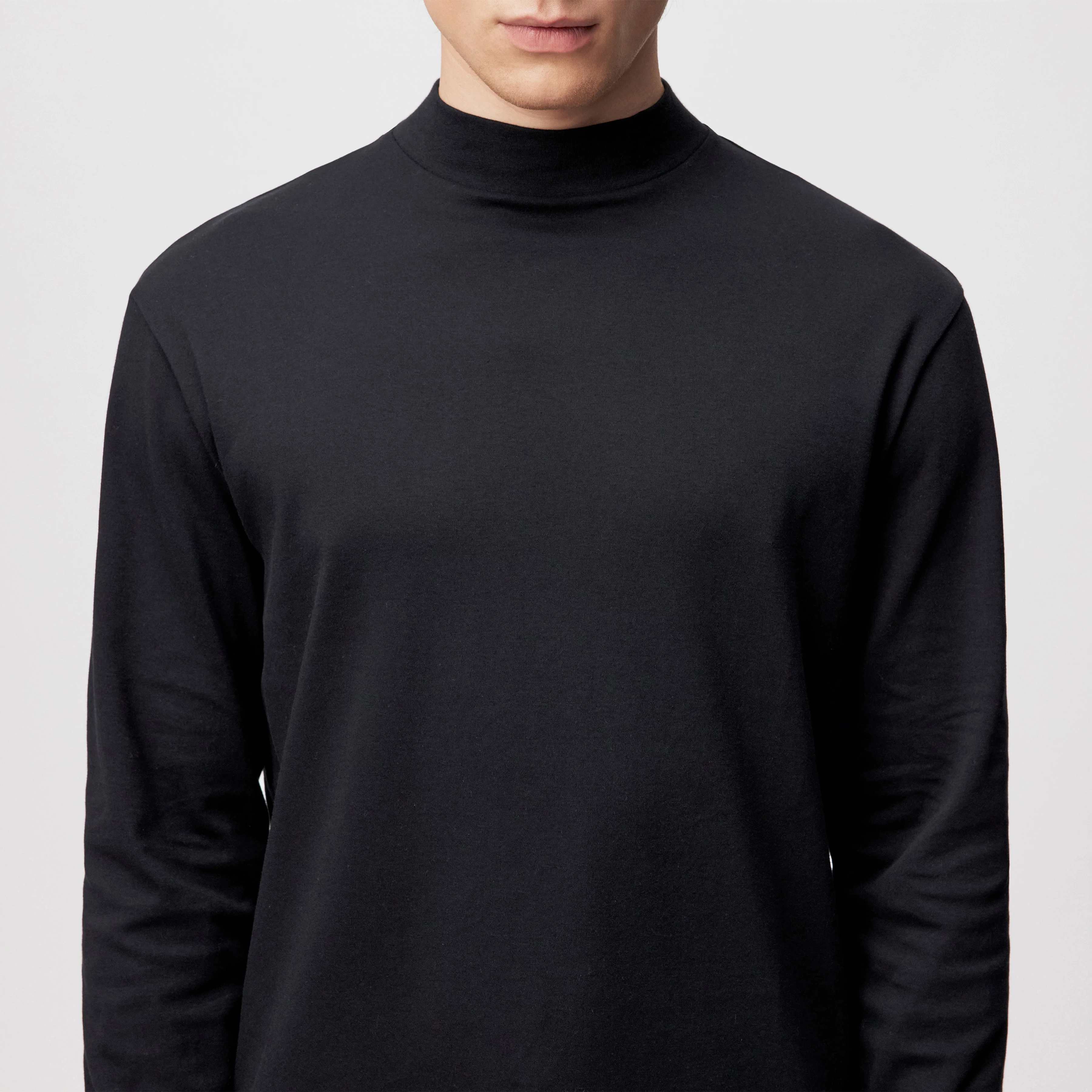 MORITZO - Longsleeve mit Stehkragen in elastischer Baumwolle - Herren - schwarz - Detailansicht am Model