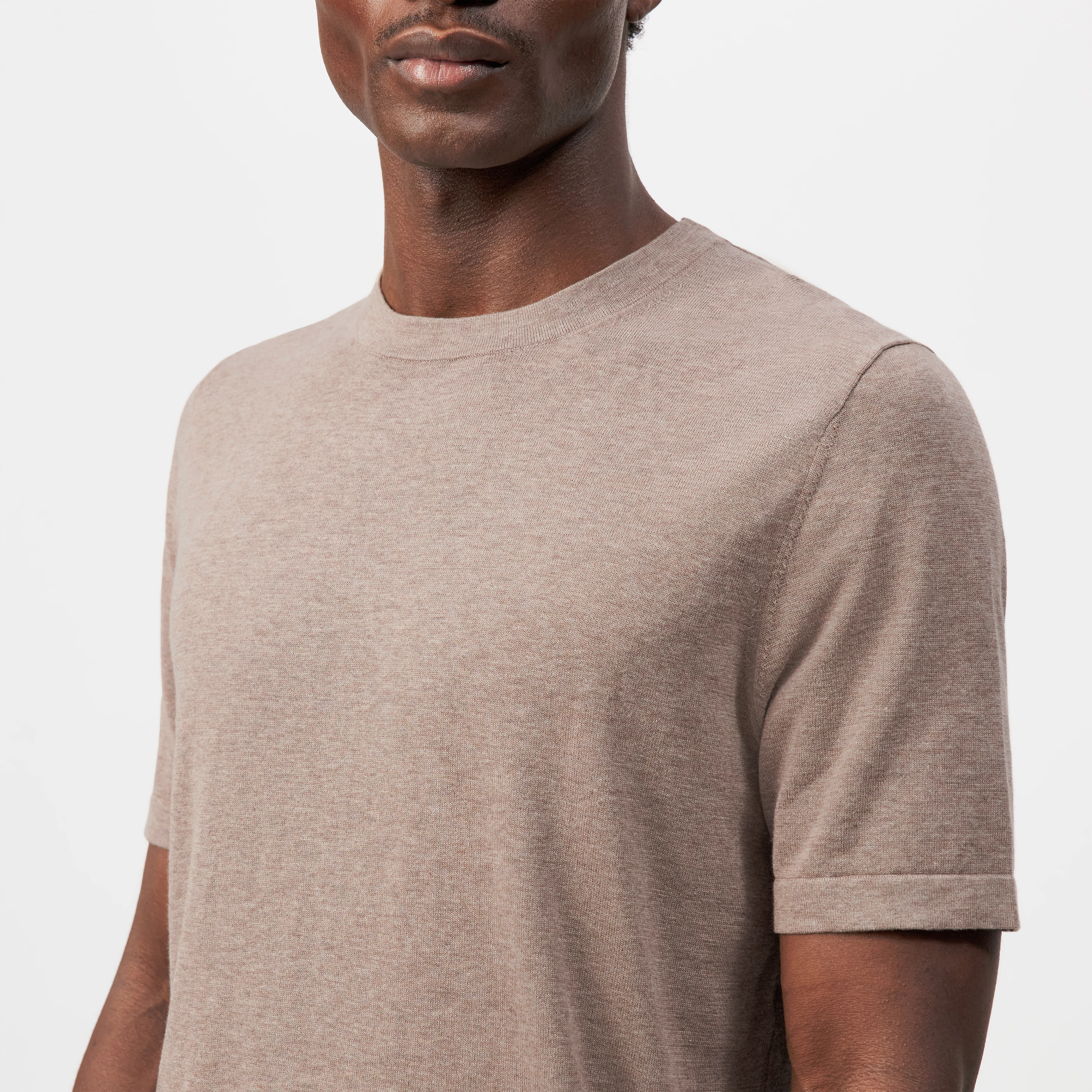 VALENTIN - T-shirt in mercerised cotton - men - brown - Detailansicht am Model