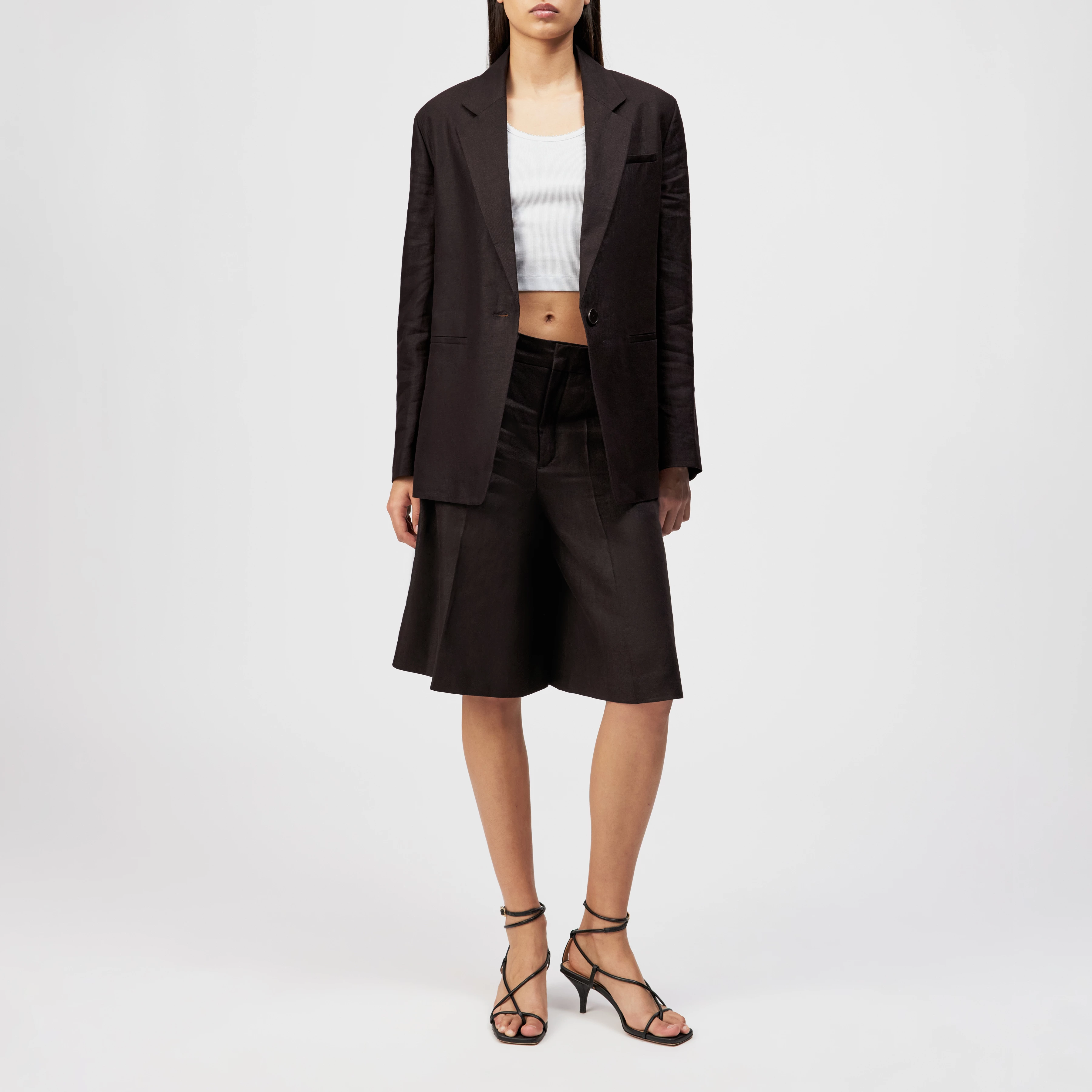 GOVERN - Relaxed Fit Bermuda Shorts in Linen - women - brown - Ganzkörper-Frontansicht