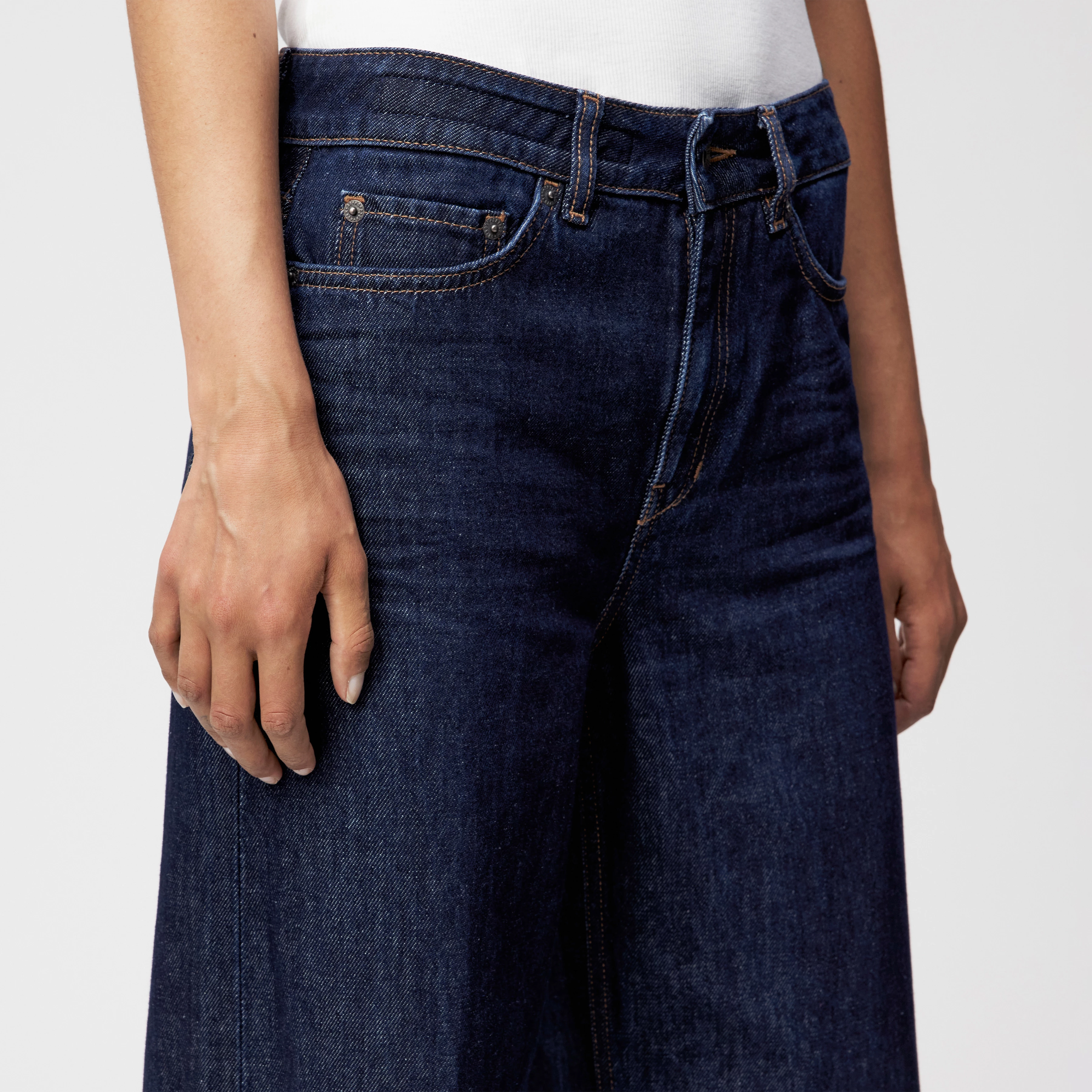 MEDLEY_2 - Mid-Waist Jeans in Mid-Blue Denim - Damen - blau - Detailansicht am Model