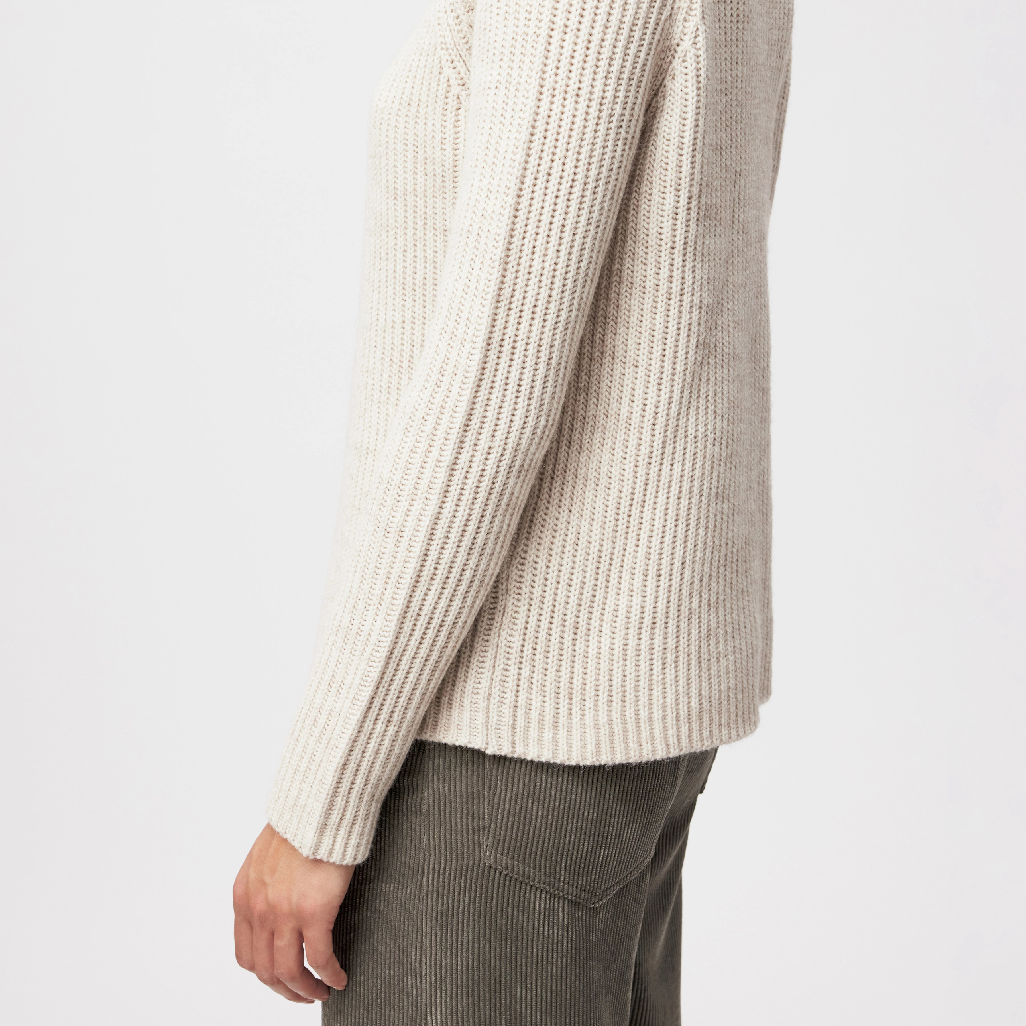 ARWEN - Rollkragenpullover in Woll-Alpakamix - Damen - beige - Detailansicht am Model