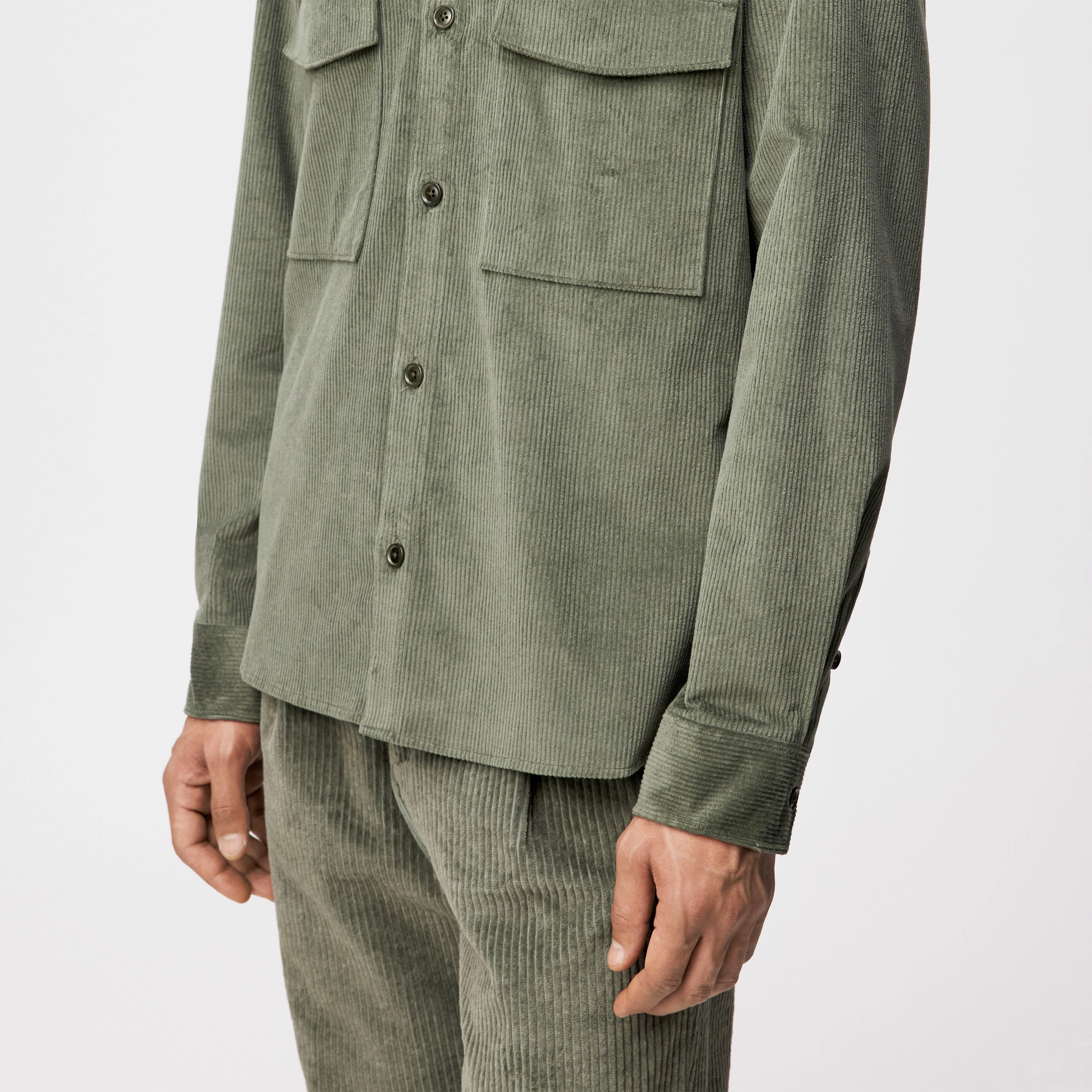 GUNRAY - Relaxed Fit Overshirt in Baumwoll-Cord - Herren - grün - Detailansicht am Model