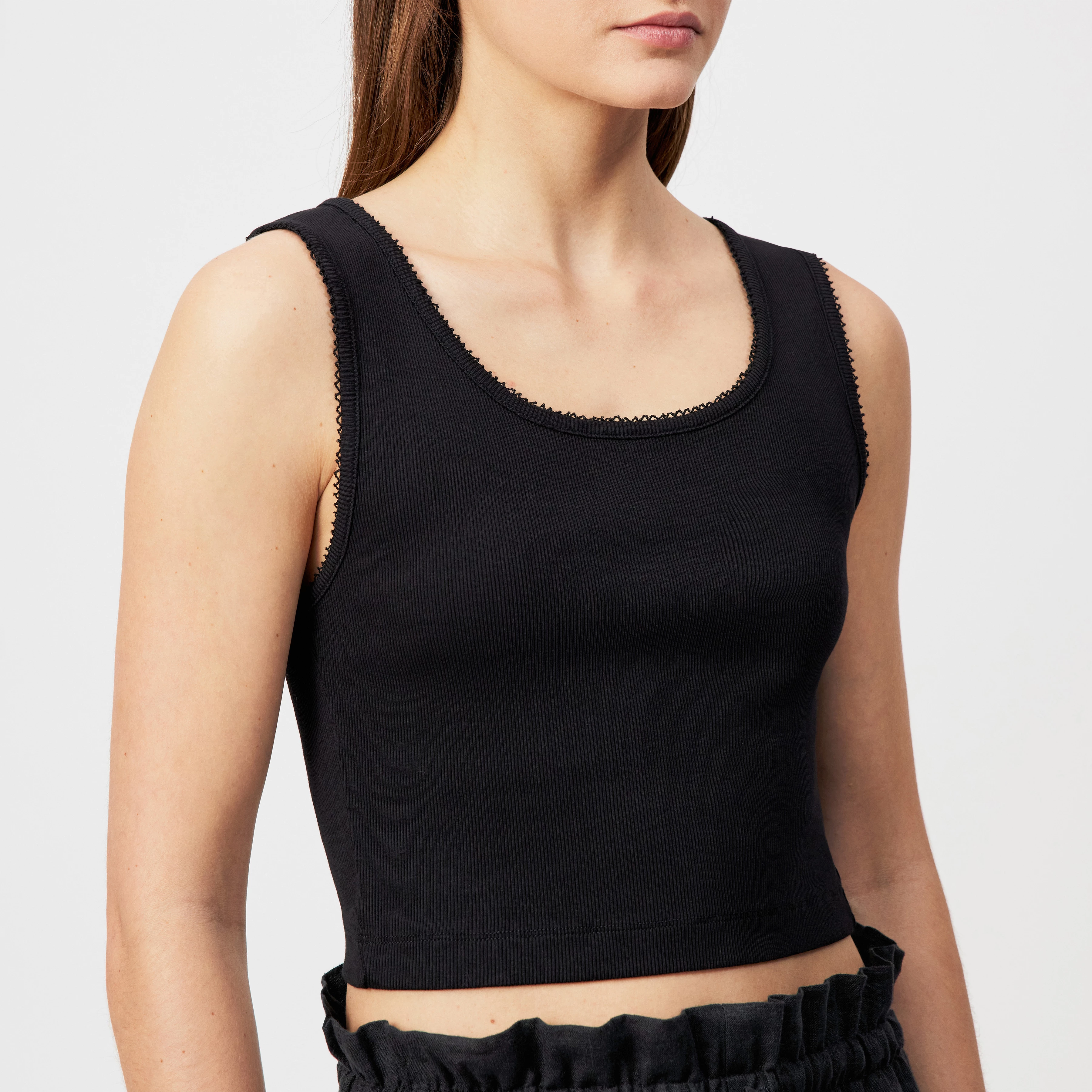 TIORA - Haut écourtée en coton avec bordures brodées - women - noir - Detailansicht am Model