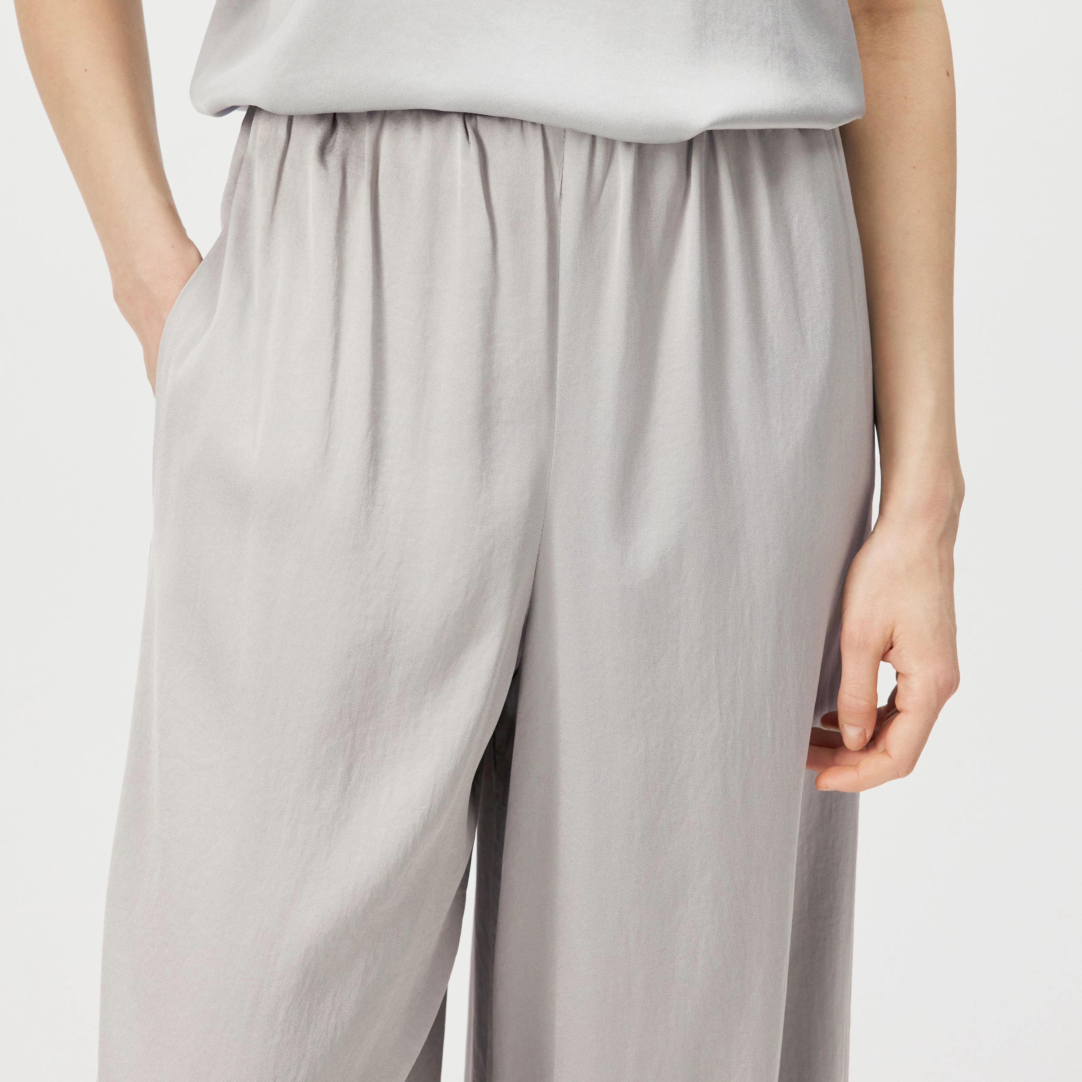 TWEEZER - Wide trousers in satin - women - grey - Detailansicht am Model