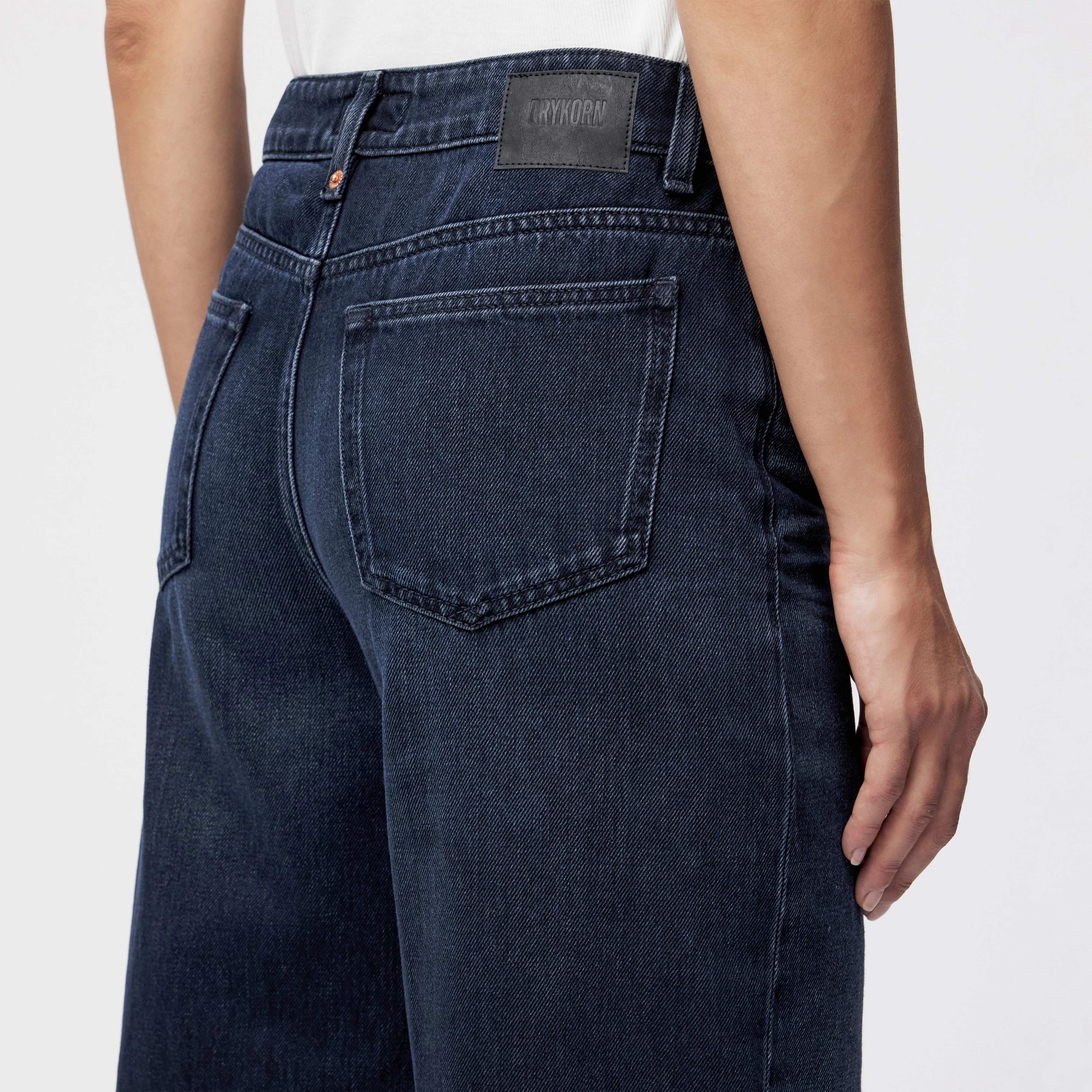 MEDLEY - Mid-Waist Jeans in Dark-Blue Denim - Damen - blau - Detailansicht am Model