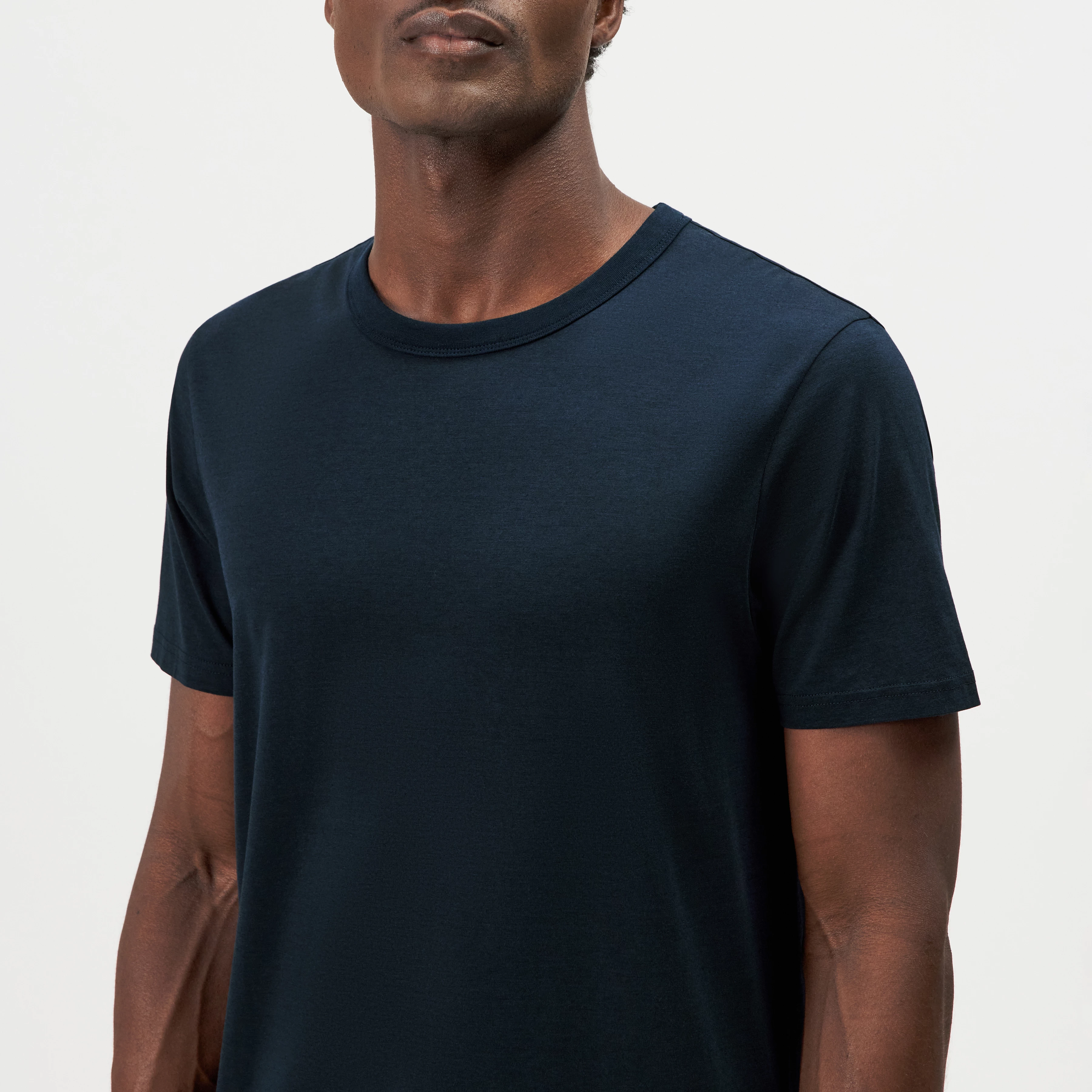 JULIENO - T-shirt in lightweight jersey - men - blue - Detailansicht am Model