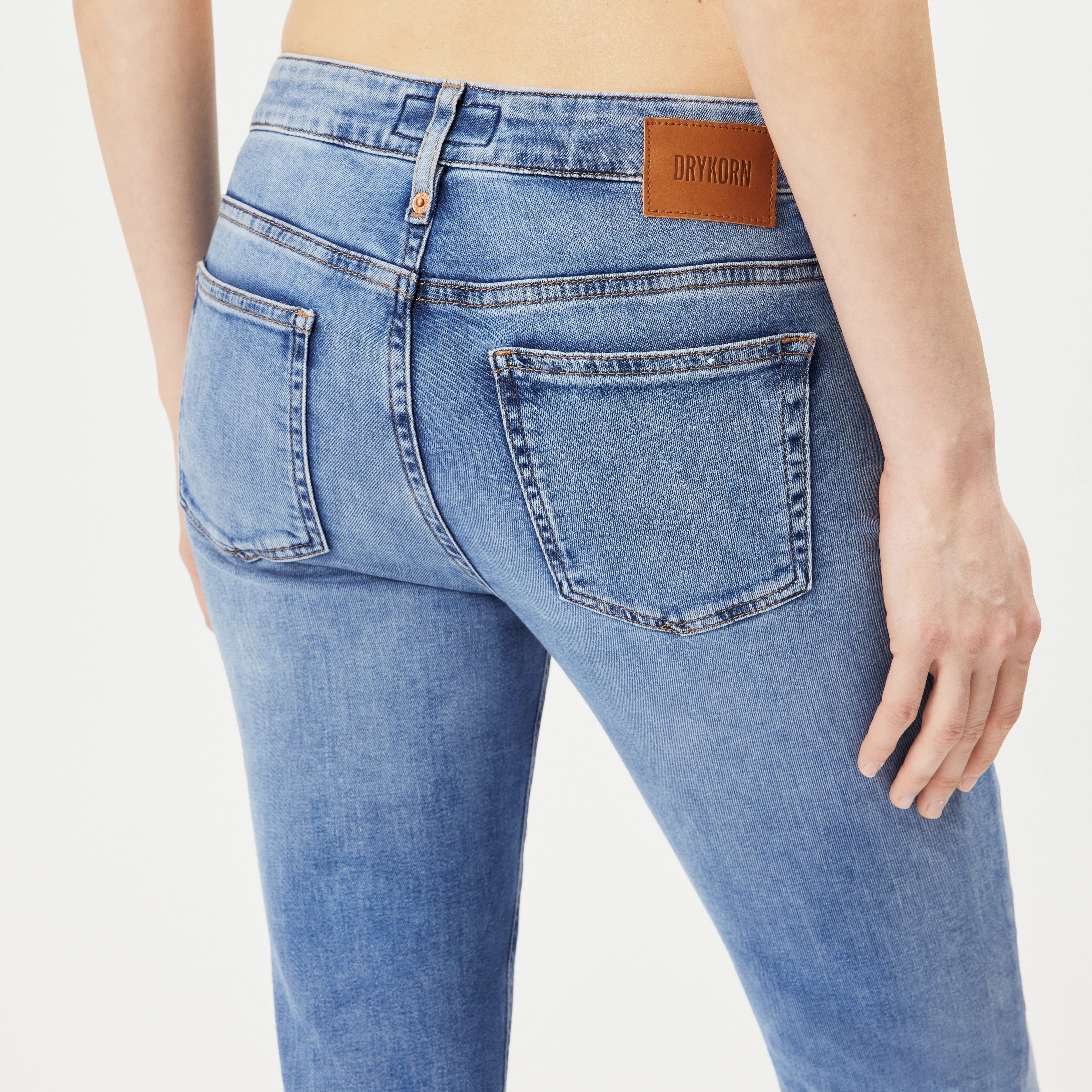 NEED - Low-waist skinny jeans in cotton-lyocell blend - women - blue - Detailansicht am Model