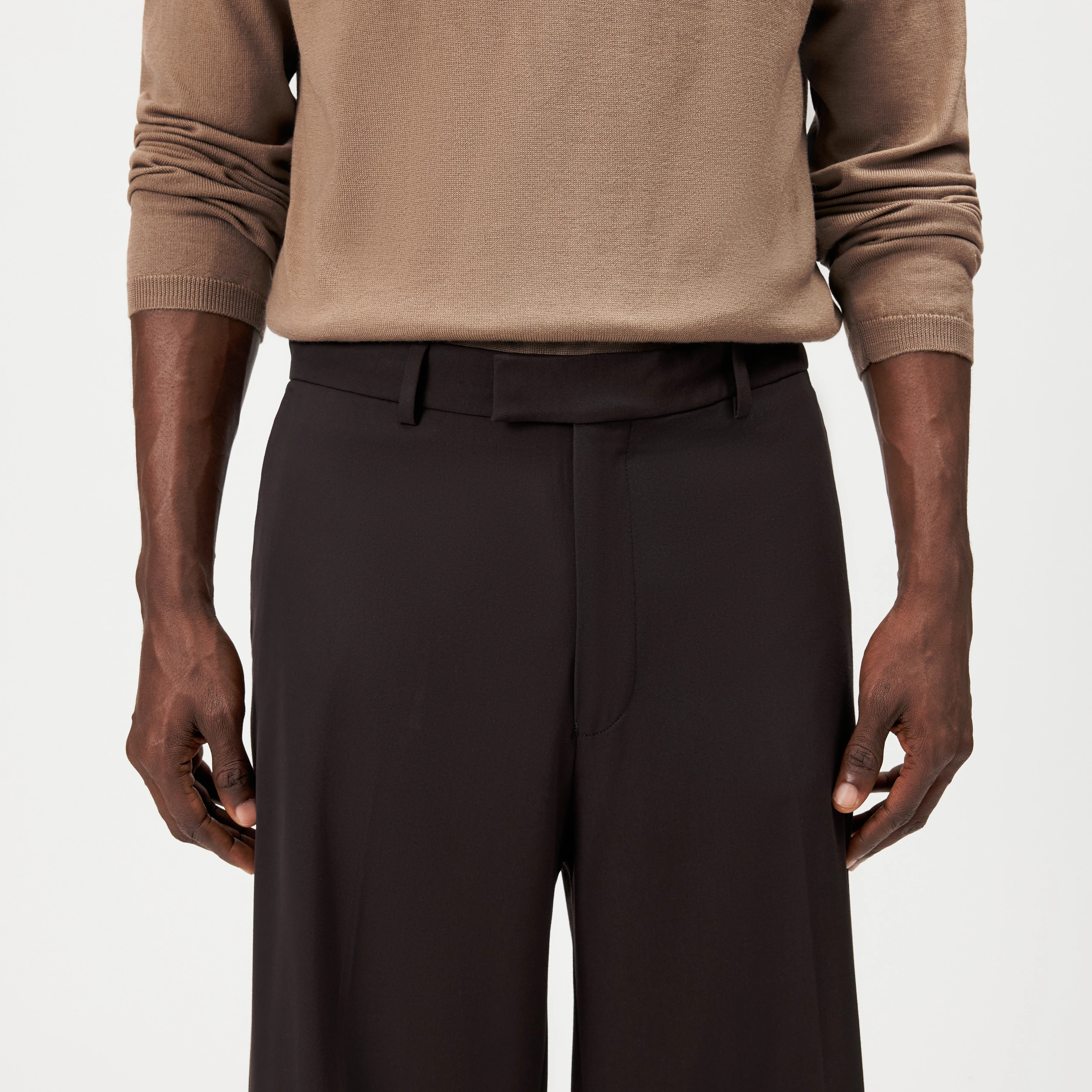 NODACO - Classic trousers in fine twill - men - brown - Detailansicht am Model