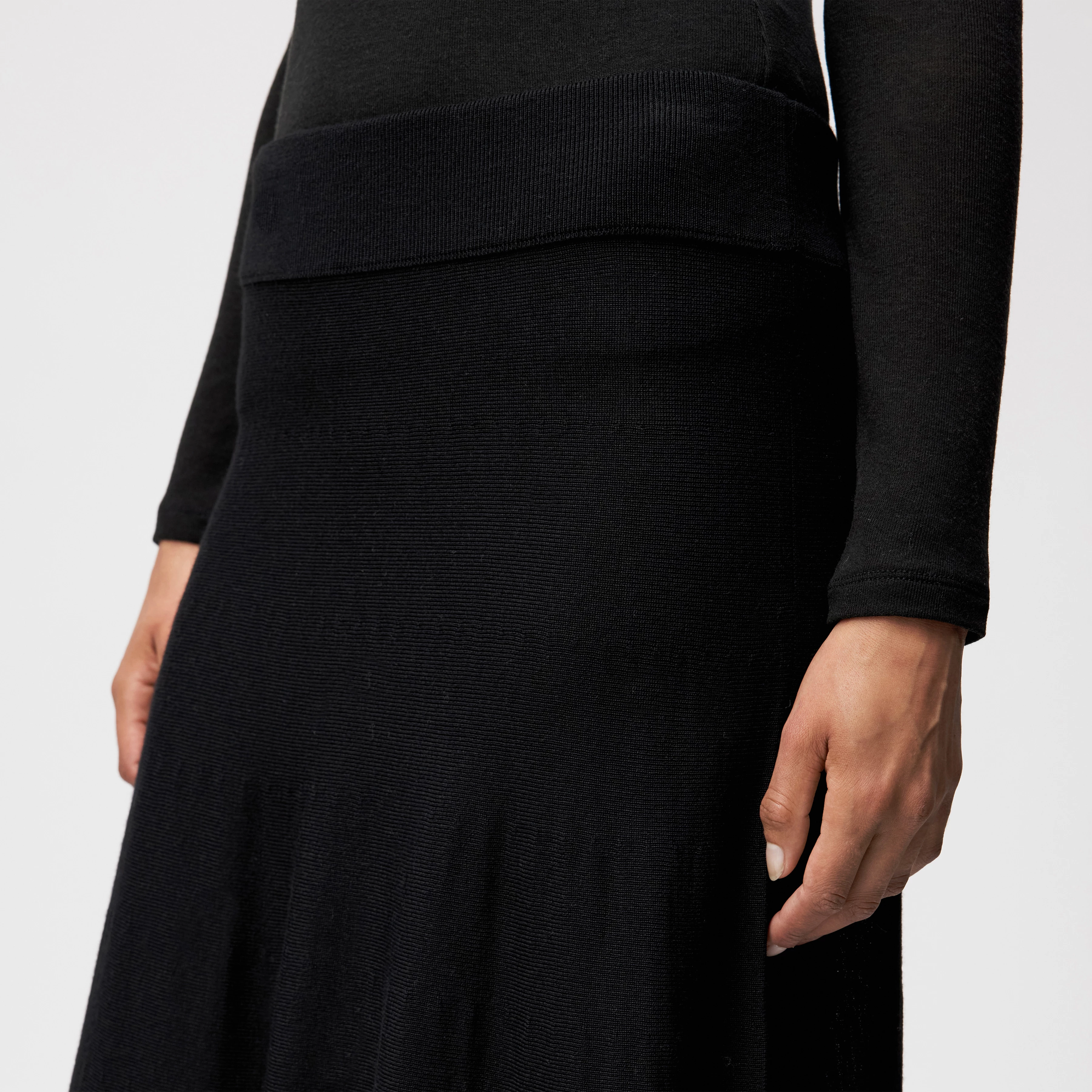 TENSYA - Flared knit skirt in 100% merino wool - women - Natural Aluminium - Detailansicht am Model