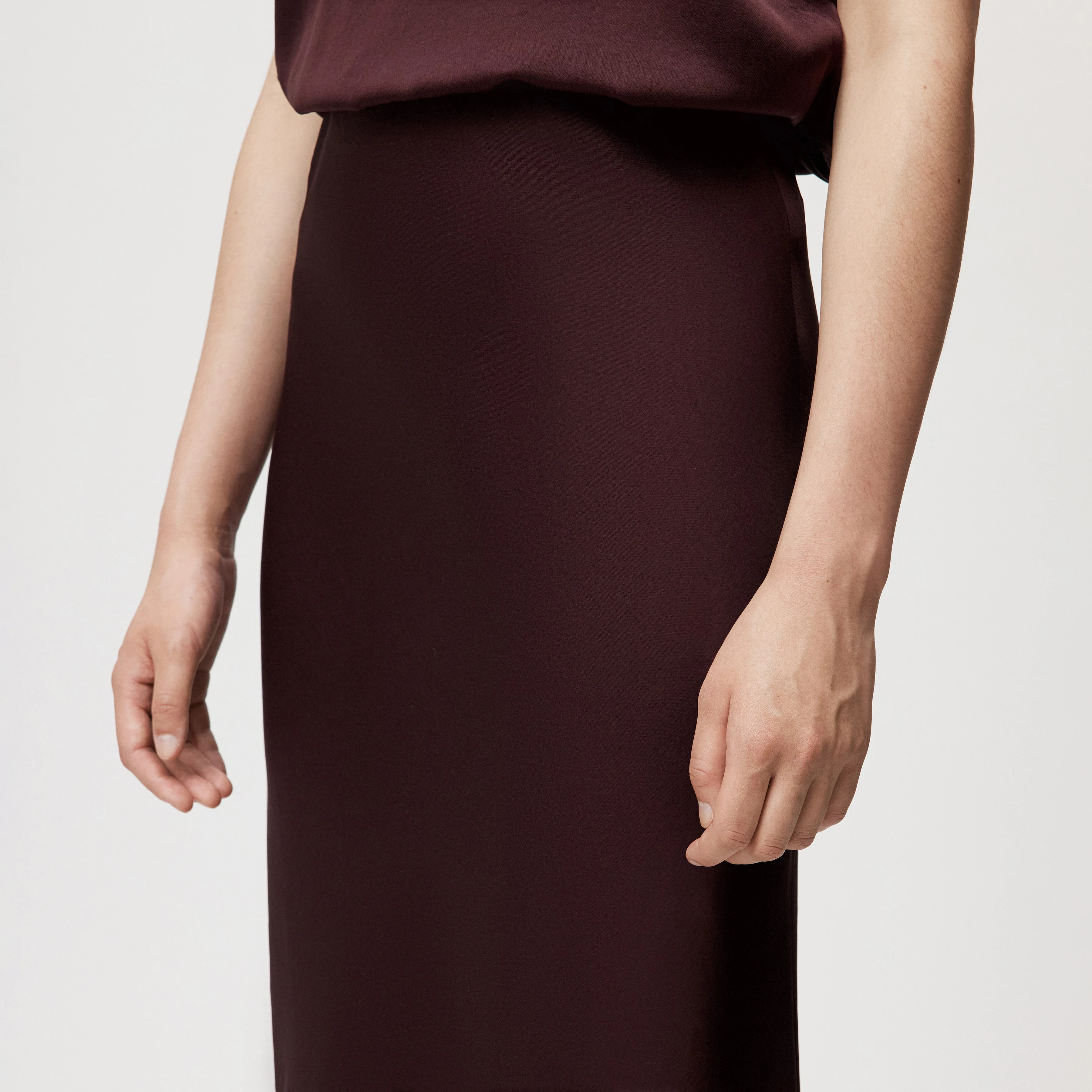 URA - Slip-Skirt in Midilänge in Satin - Damen - rot - Detailansicht am Model